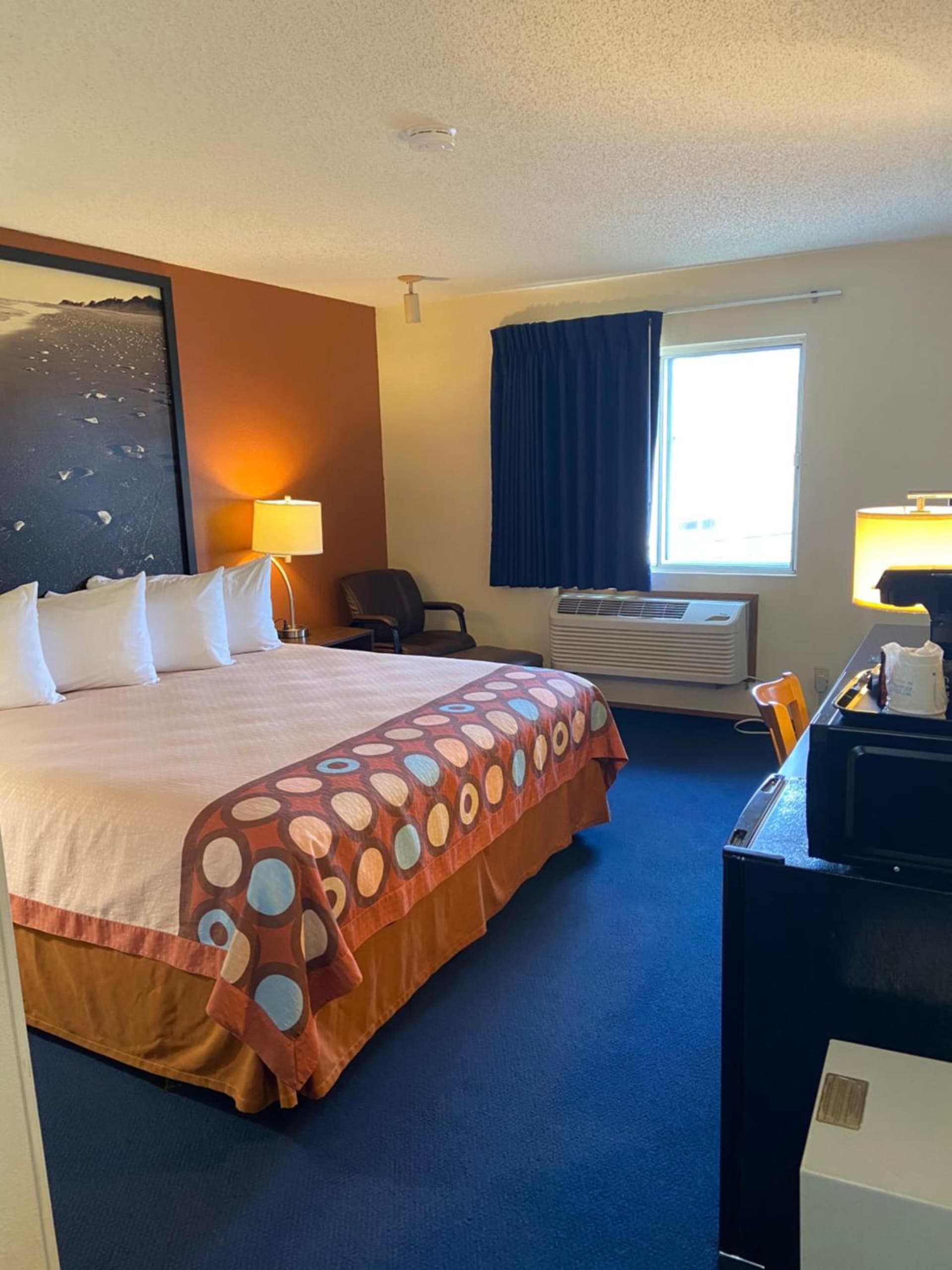 Super 8 by Wyndham College Station gallery photo in College Station, TX — image 18