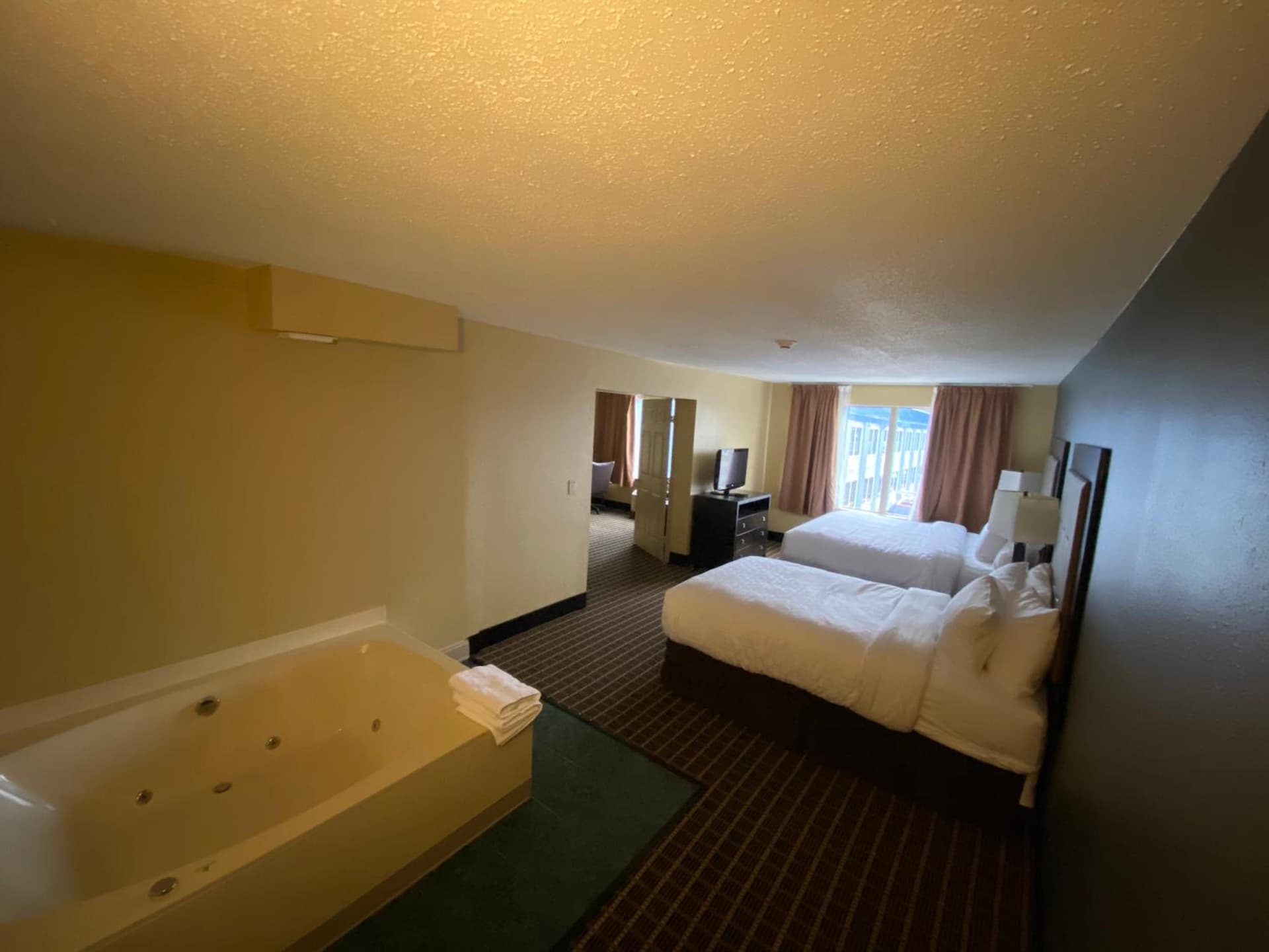 Days Inn & Suites by Wyndham Norton Shores/Muskegon gallery photo in Muskegon, MI — image 30
