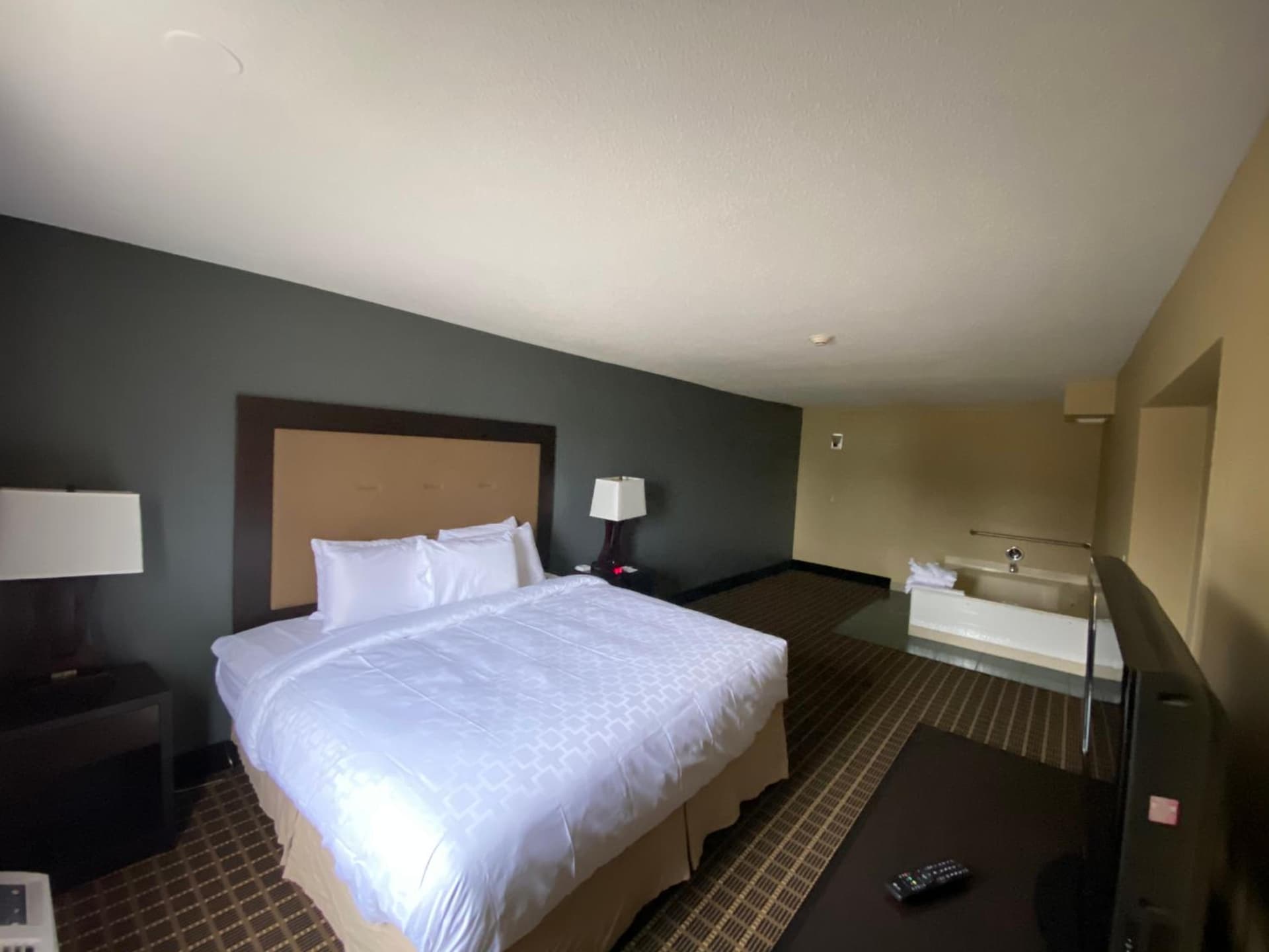 Days Inn & Suites by Wyndham Norton Shores/Muskegon gallery photo in Muskegon, MI — image 72
