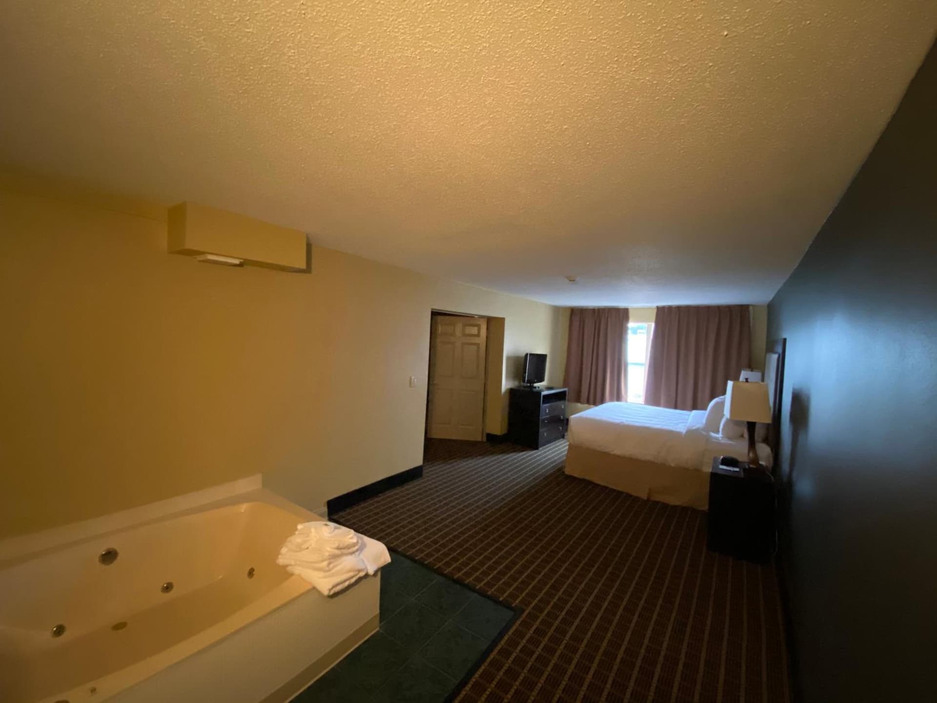 Days Inn & Suites by Wyndham Norton Shores/Muskegon gallery photo in Muskegon, MI — image 6