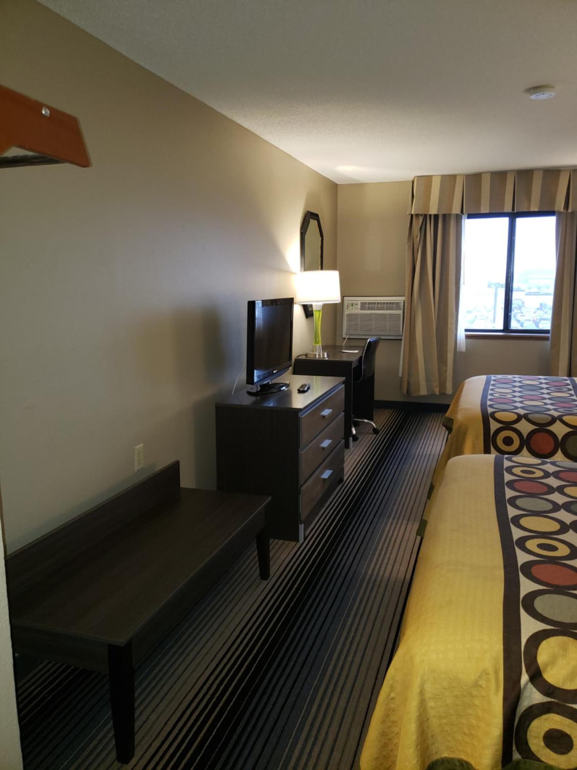 Super 8 by Wyndham Milwaukee Airport gallery photo in Milwaukee, WI — image 38