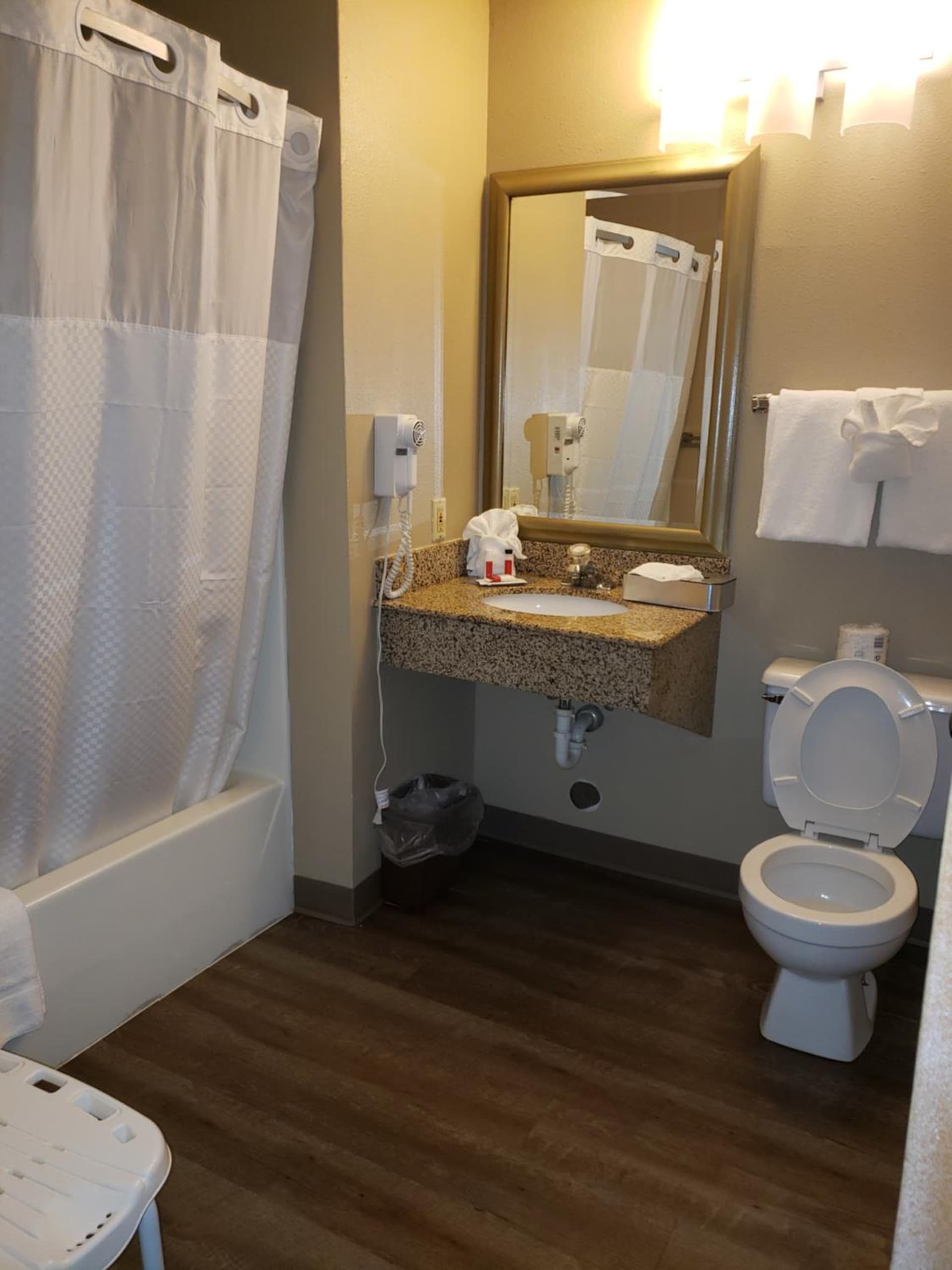 Super 8 by Wyndham Milwaukee Airport gallery photo in Milwaukee, WI — image 62
