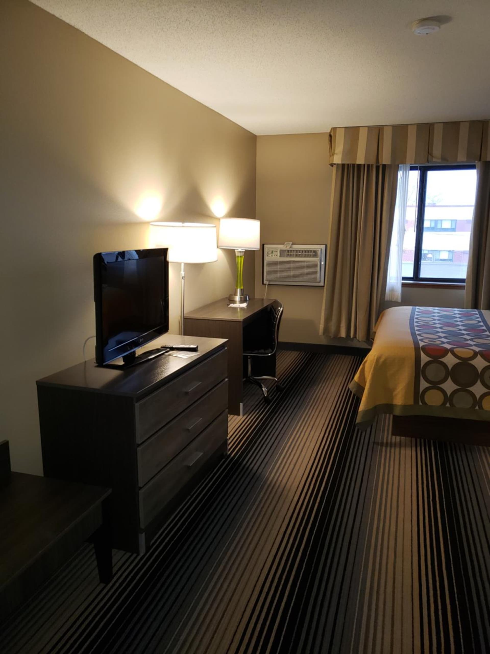 Super 8 by Wyndham Milwaukee Airport gallery photo in Milwaukee, WI — image 40