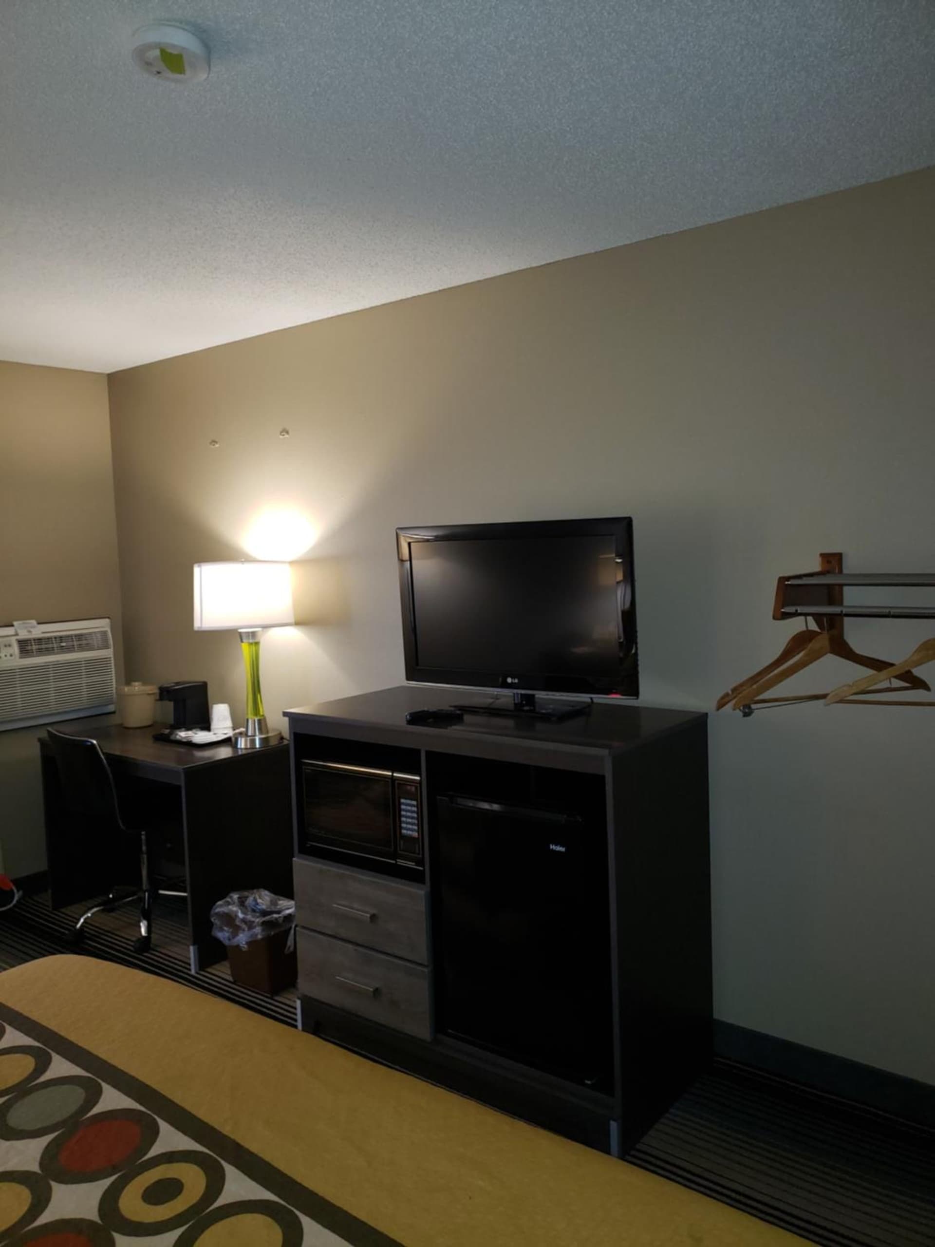 Super 8 by Wyndham Milwaukee Airport gallery photo in Milwaukee, WI — image 19
