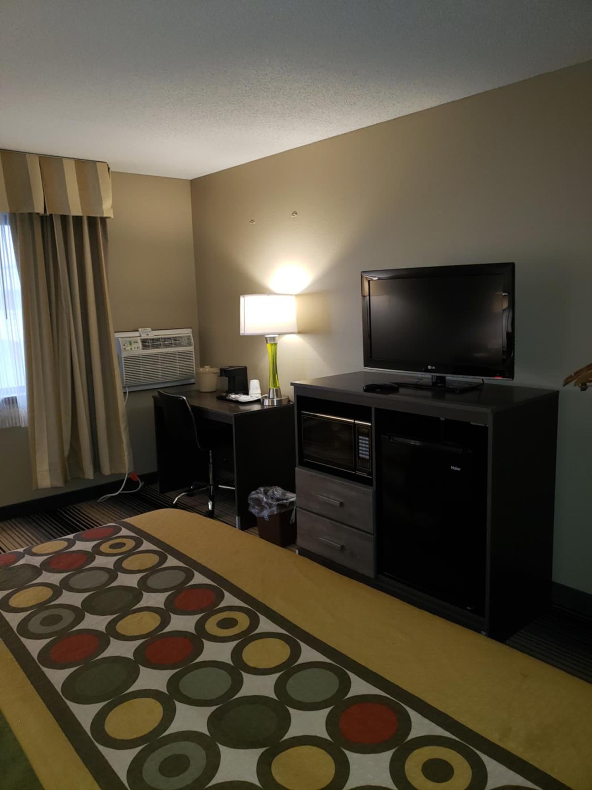 Super 8 by Wyndham Milwaukee Airport gallery photo in Milwaukee, WI — image 6