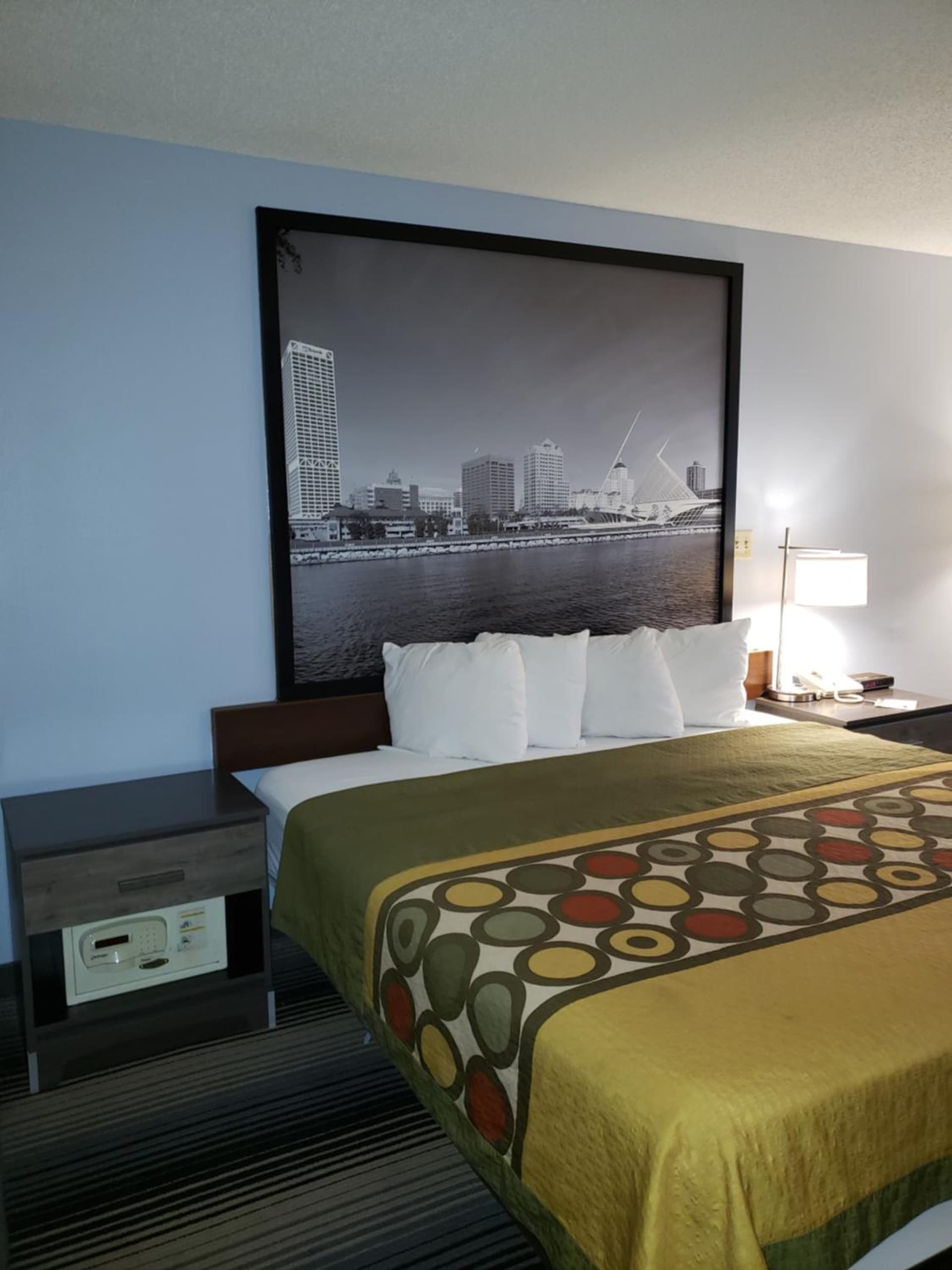 Super 8 by Wyndham Milwaukee Airport gallery photo in Milwaukee, WI — image 12