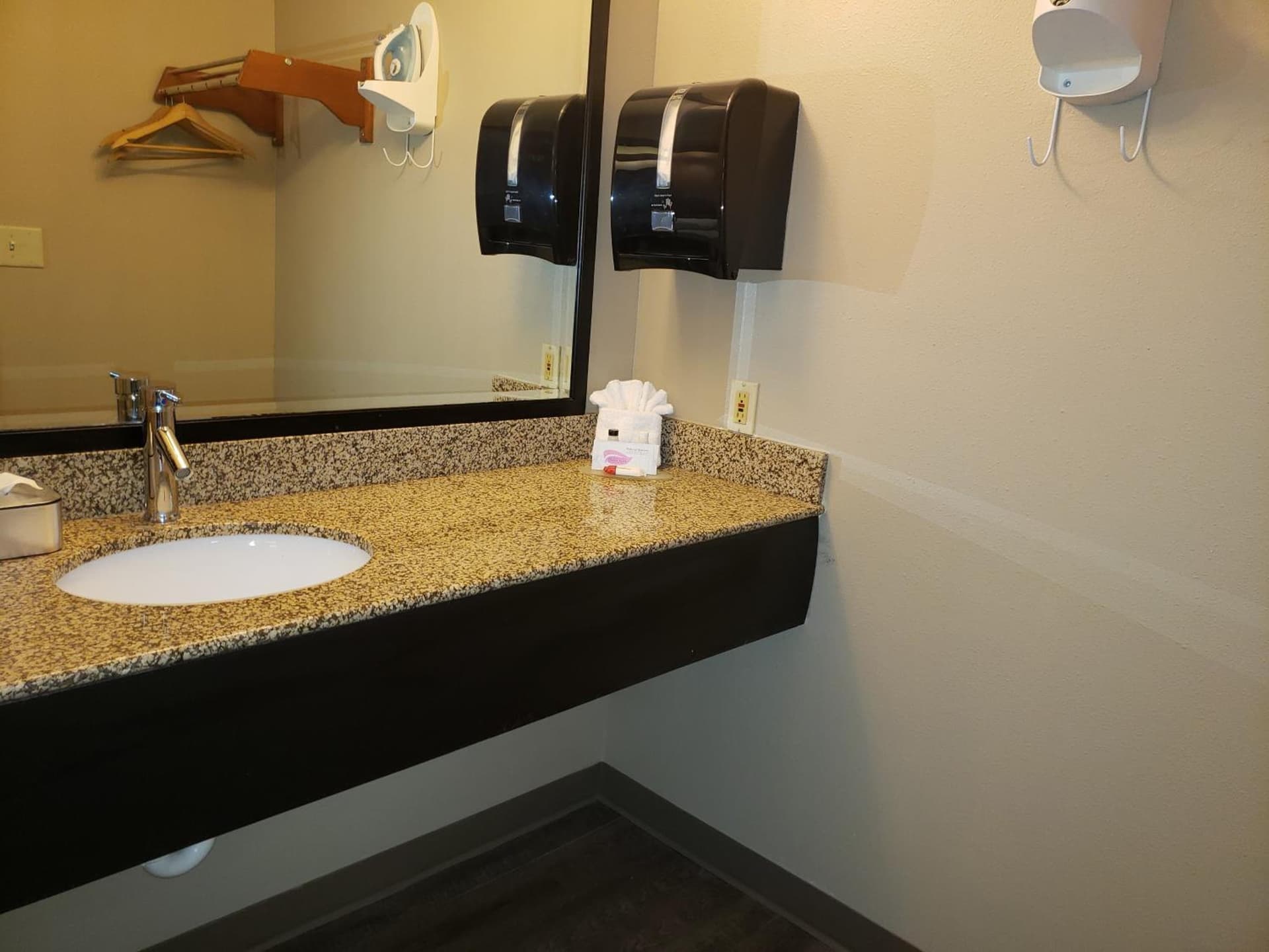 Super 8 by Wyndham Milwaukee Airport gallery photo in Milwaukee, WI — image 9