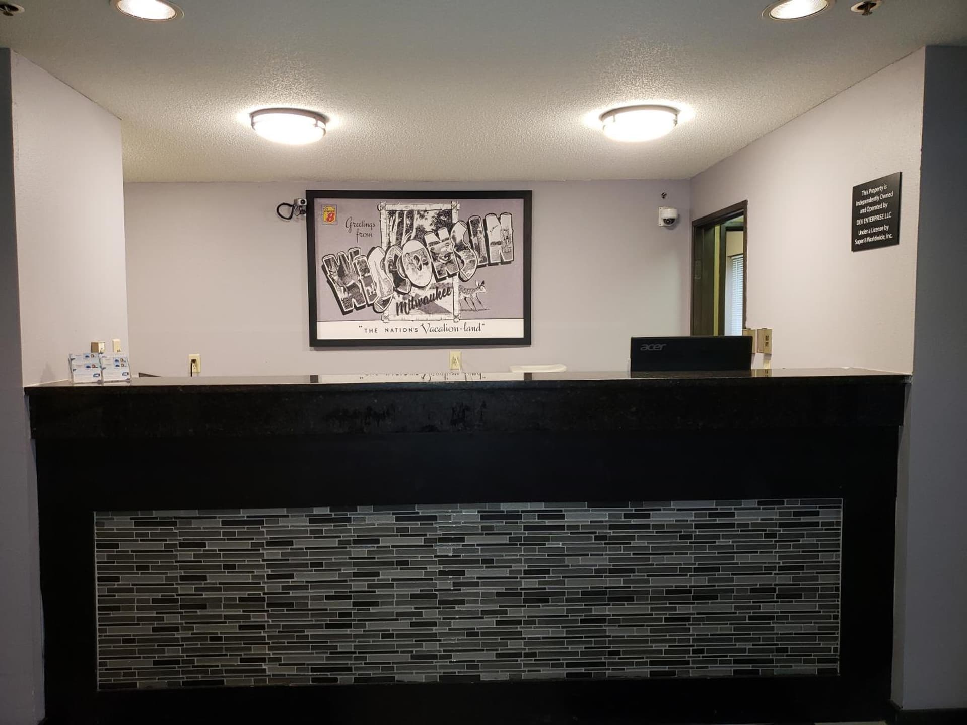 Super 8 by Wyndham Milwaukee Airport gallery photo in Milwaukee, WI — image 22