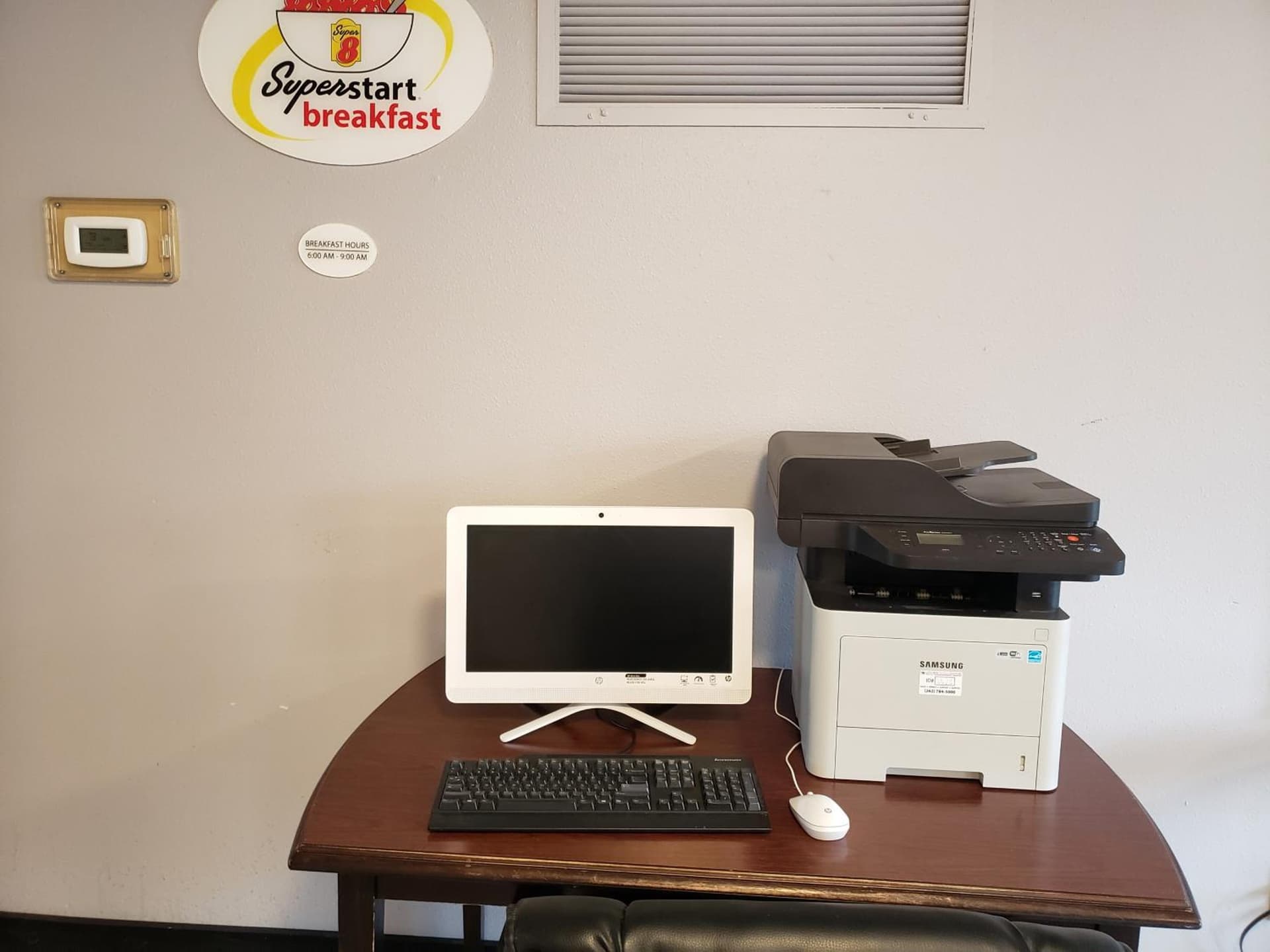 Super 8 by Wyndham Milwaukee Airport gallery photo in Milwaukee, WI — image 51