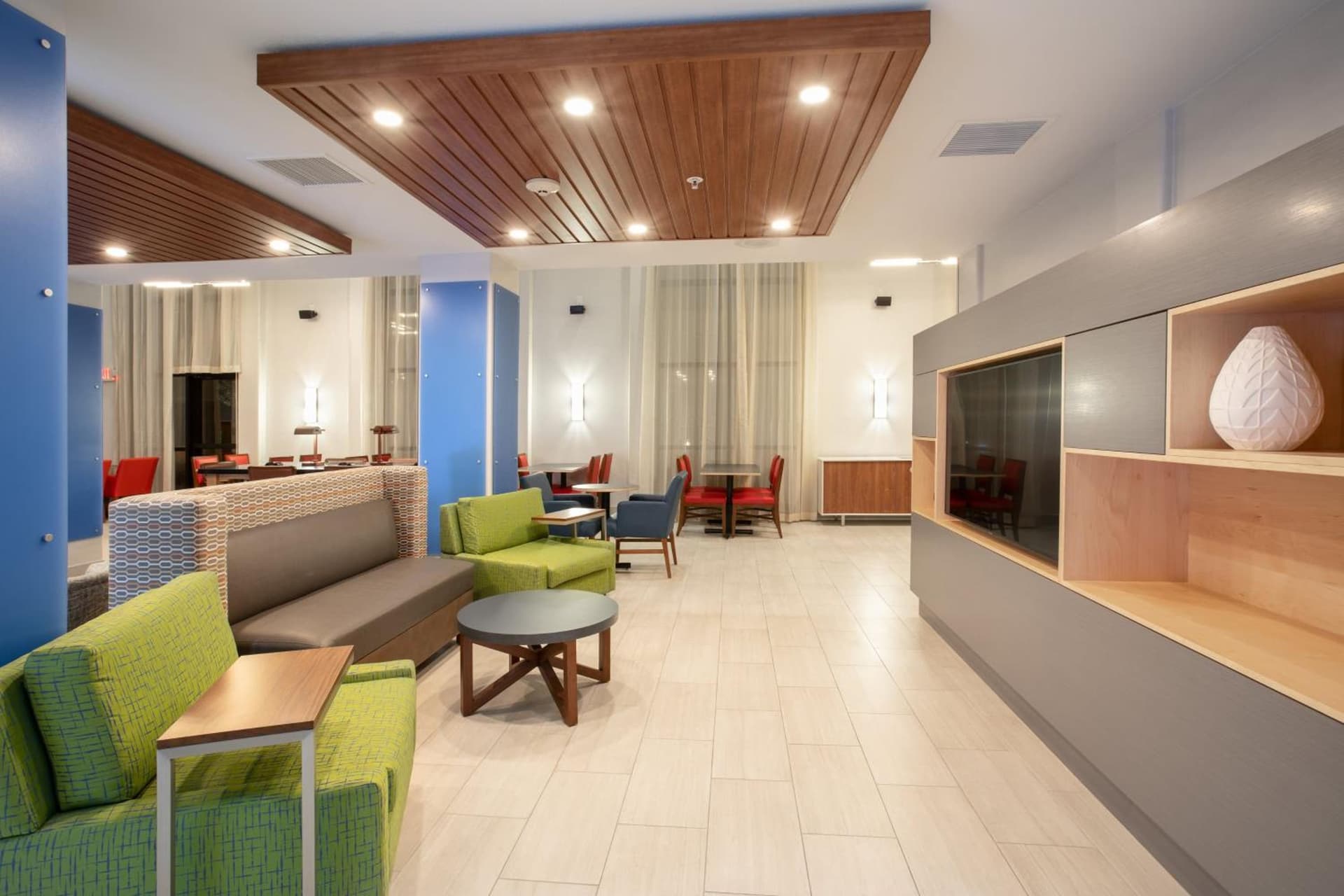 Holiday Inn Express & Suites Phoenix Glendale Dist by IHG interior in Glendale, AZ — gallery photo 2