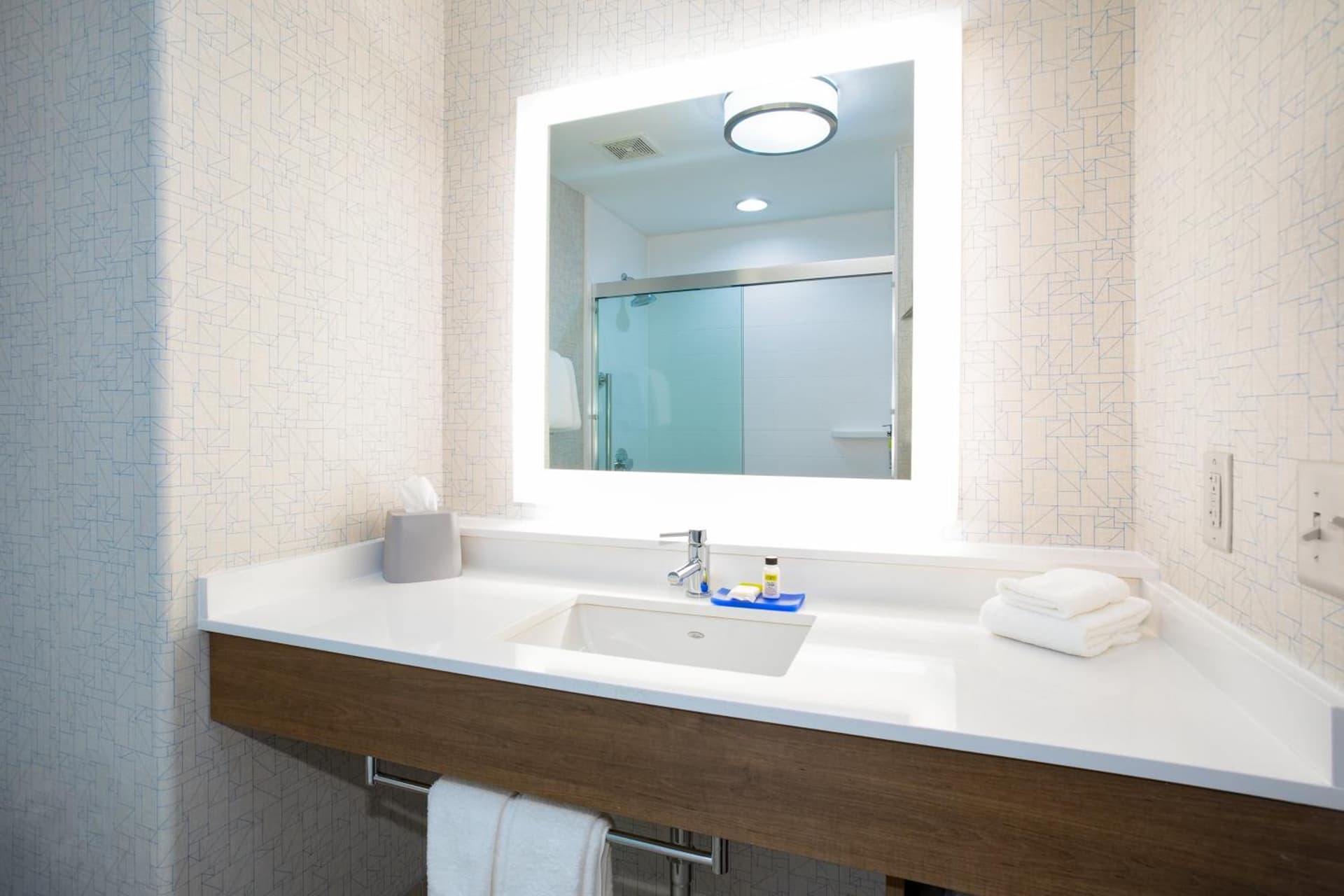 Holiday Inn Express & Suites Phoenix Glendale Dist by IHG gallery photo in Glendale, AZ — image 59