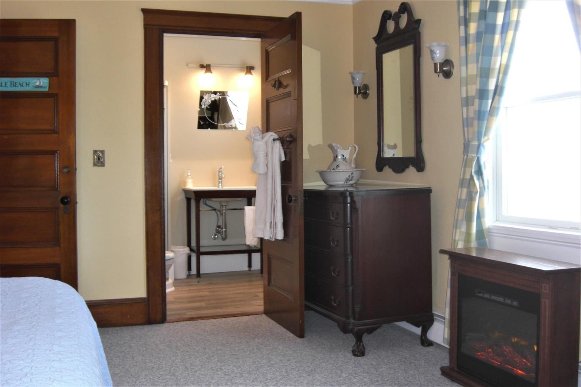 Seafarer Inn interior in Rockport — gallery photo 2