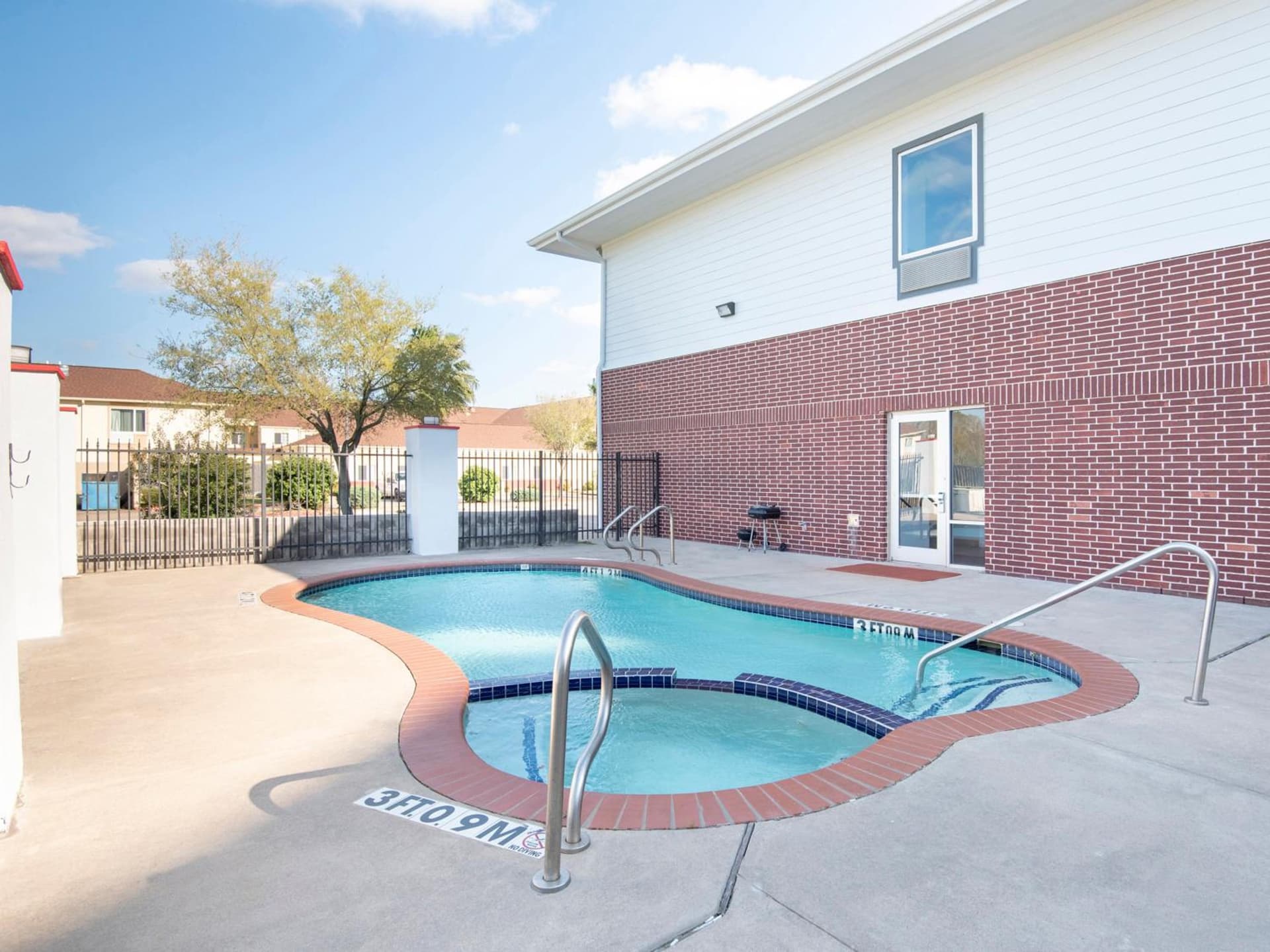 OYO Townhouse Clute Lake Jackson interior in Clute, TX — gallery photo 2