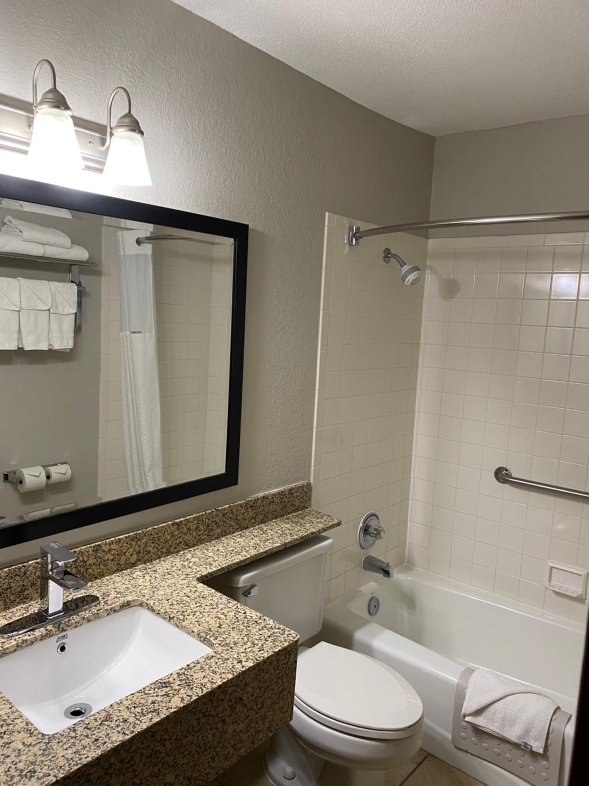Days Inn & Suites by Wyndham Des Moines Airport gallery photo in Des Moines, IA — image 24
