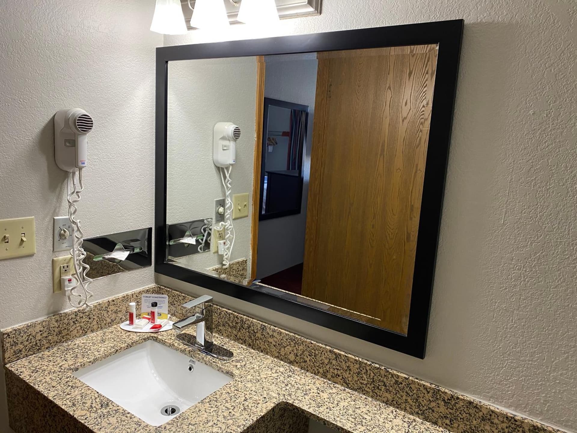 Days Inn & Suites by Wyndham Des Moines Airport gallery photo in Des Moines, IA — image 52