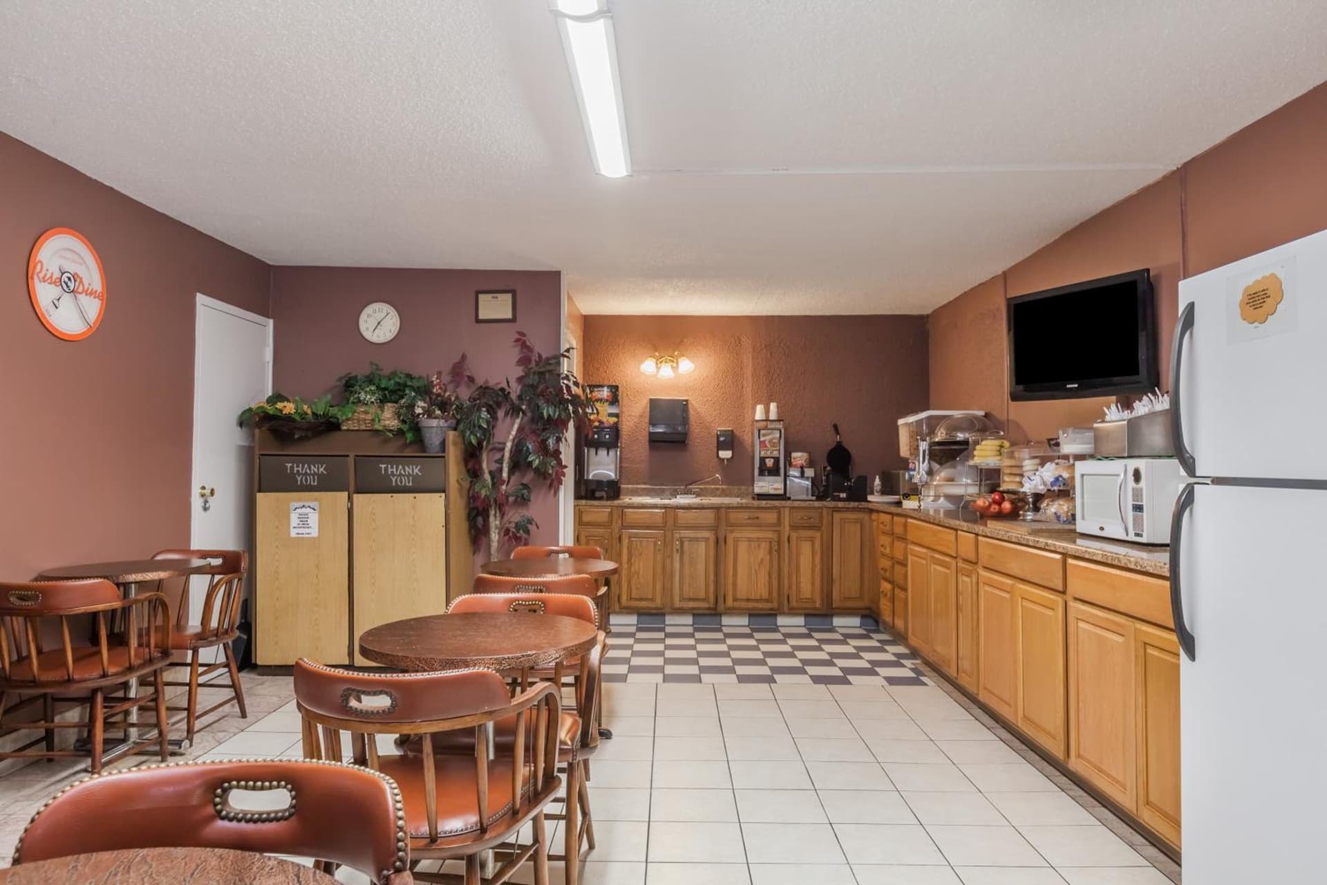 Howard Johnson by Wyndham Albany interior in Albany, NY — gallery photo 2