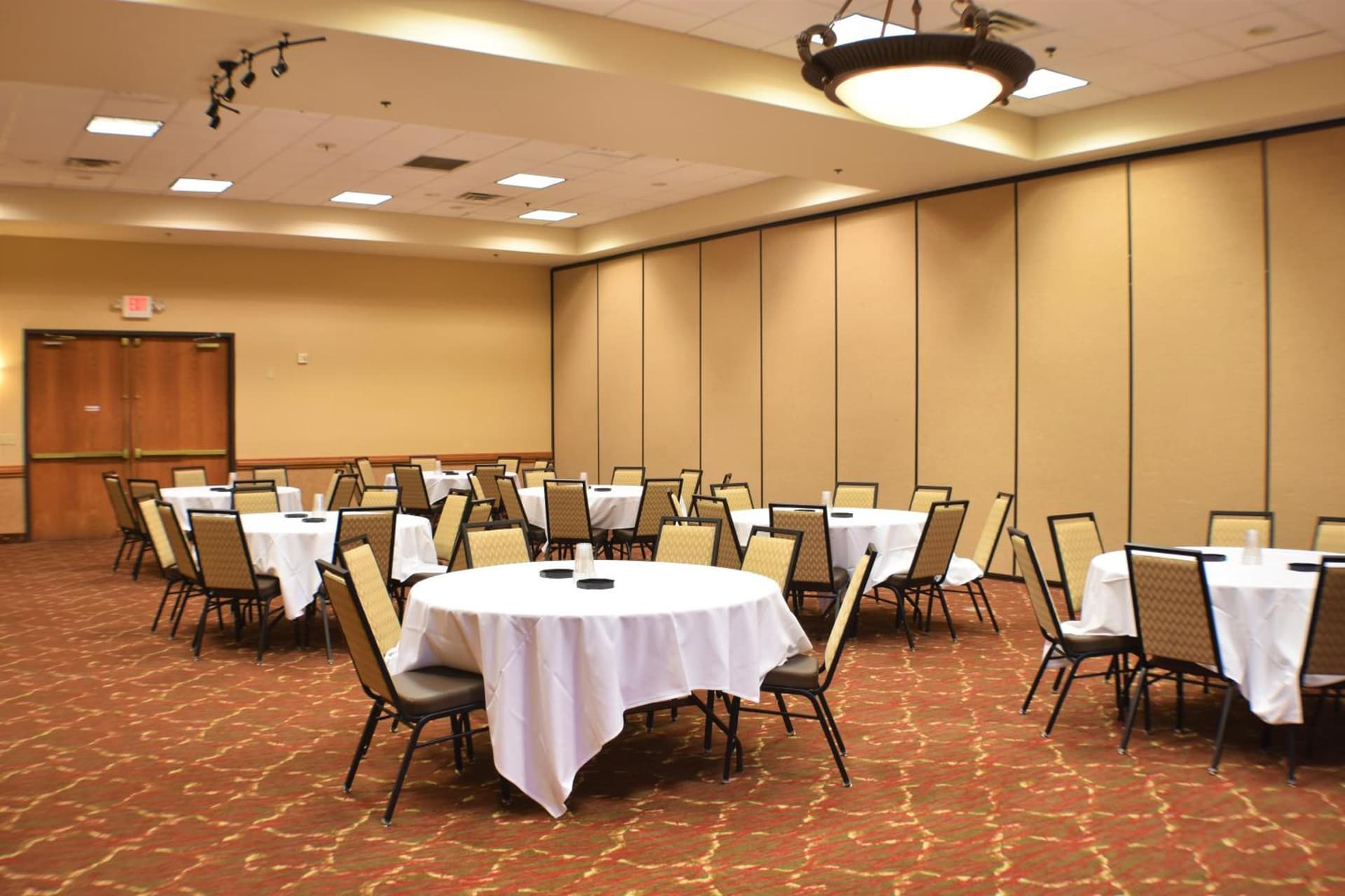Ramada by Wyndham Sioux Falls Airport - Waterpark Resort & Event Center gallery photo in Sioux Falls, SD — image 12