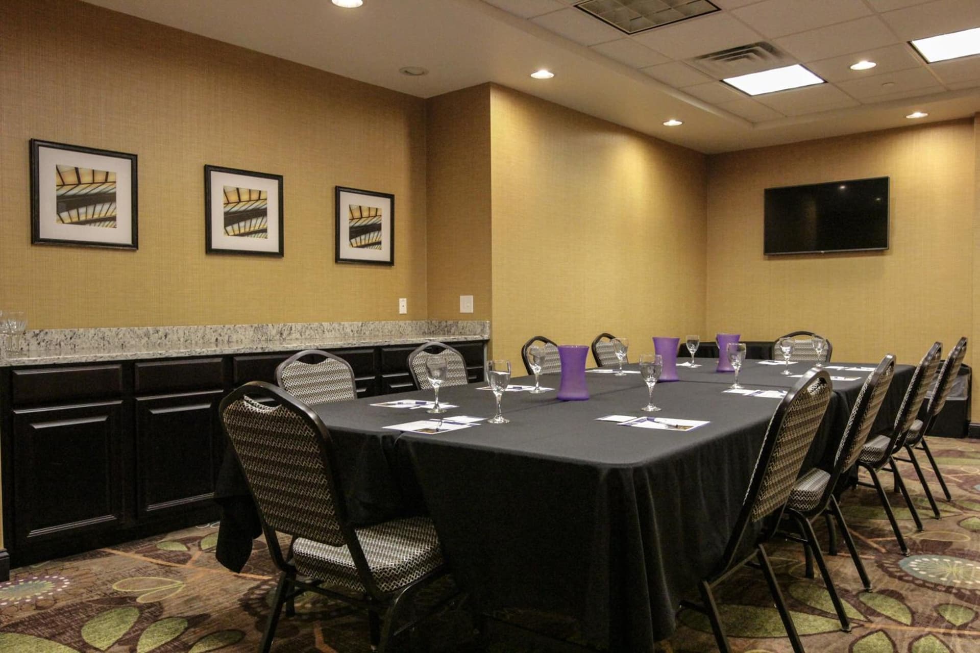Holiday Inn Express and Suites Montgomery by IHG gallery photo in Montgomery — image 7