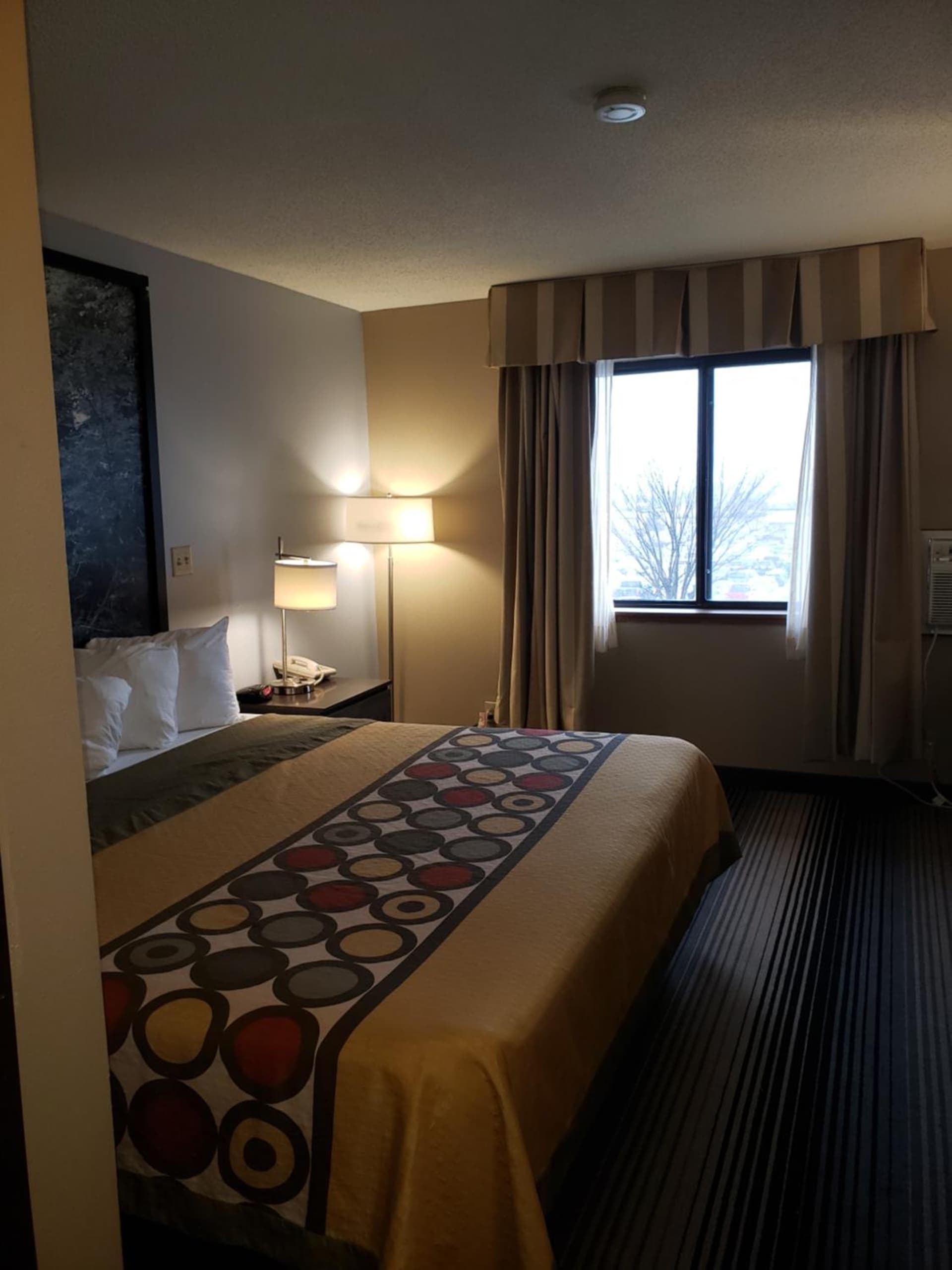 Super 8 by Wyndham Milwaukee Airport gallery photo in Milwaukee, WI — image 35