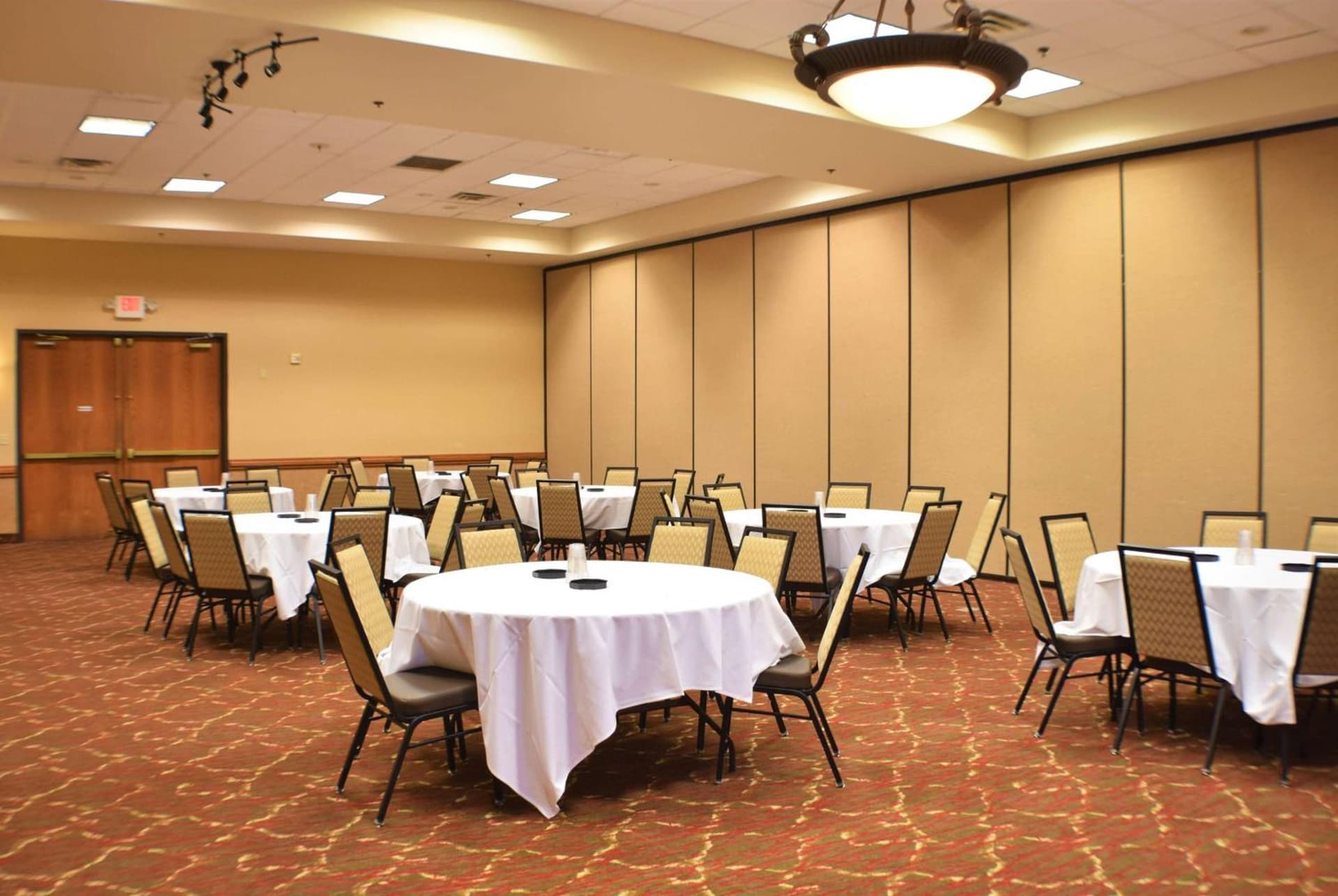 Ramada by Wyndham Sioux Falls Airport - Waterpark Resort & Event Center gallery photo in Sioux Falls, SD — image 116