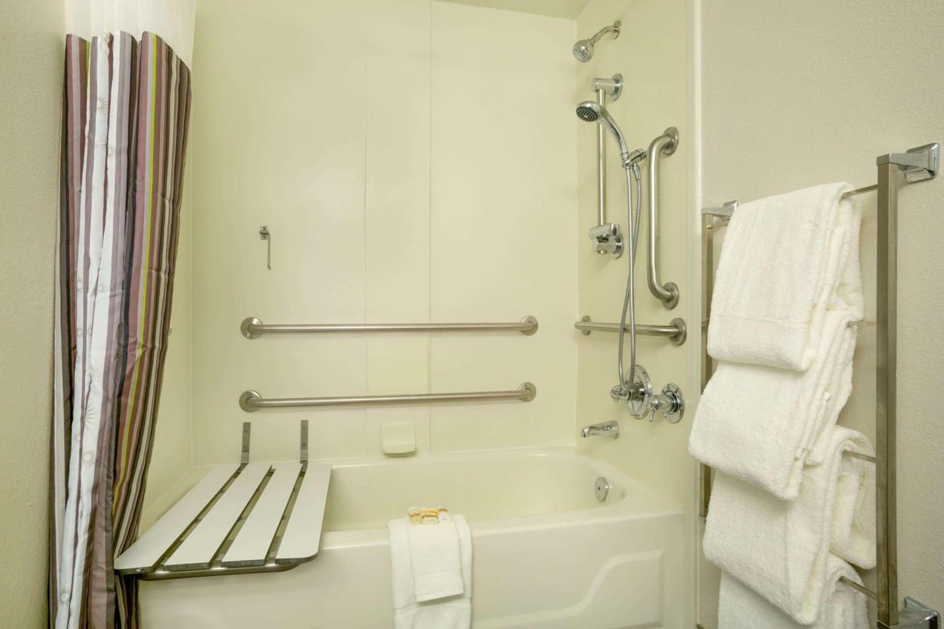 La Quinta by Wyndham St. Louis Westport gallery photo in Saint Louis, MO — image 20