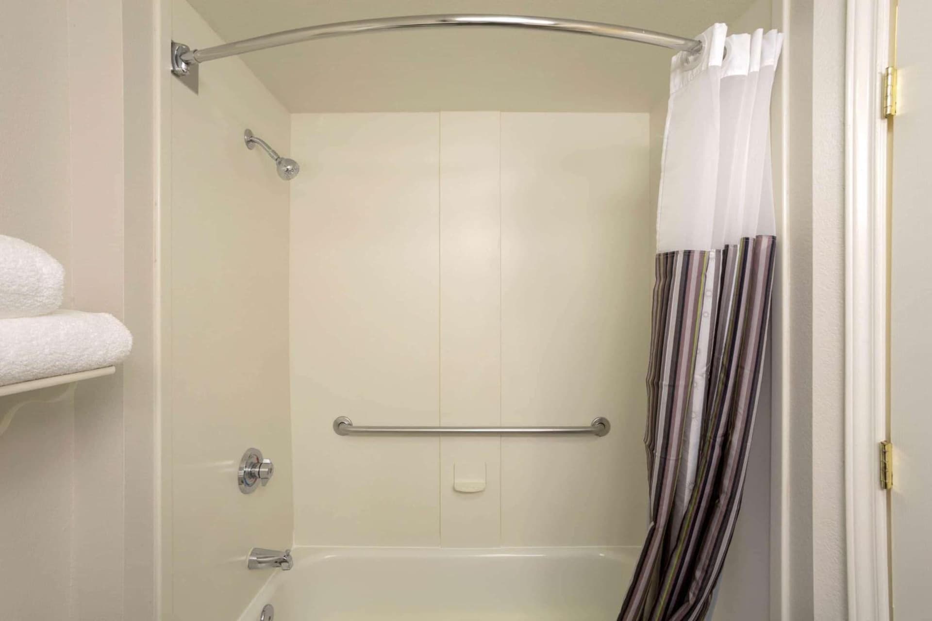 La Quinta by Wyndham St. Louis Westport gallery photo in Saint Louis, MO — image 11