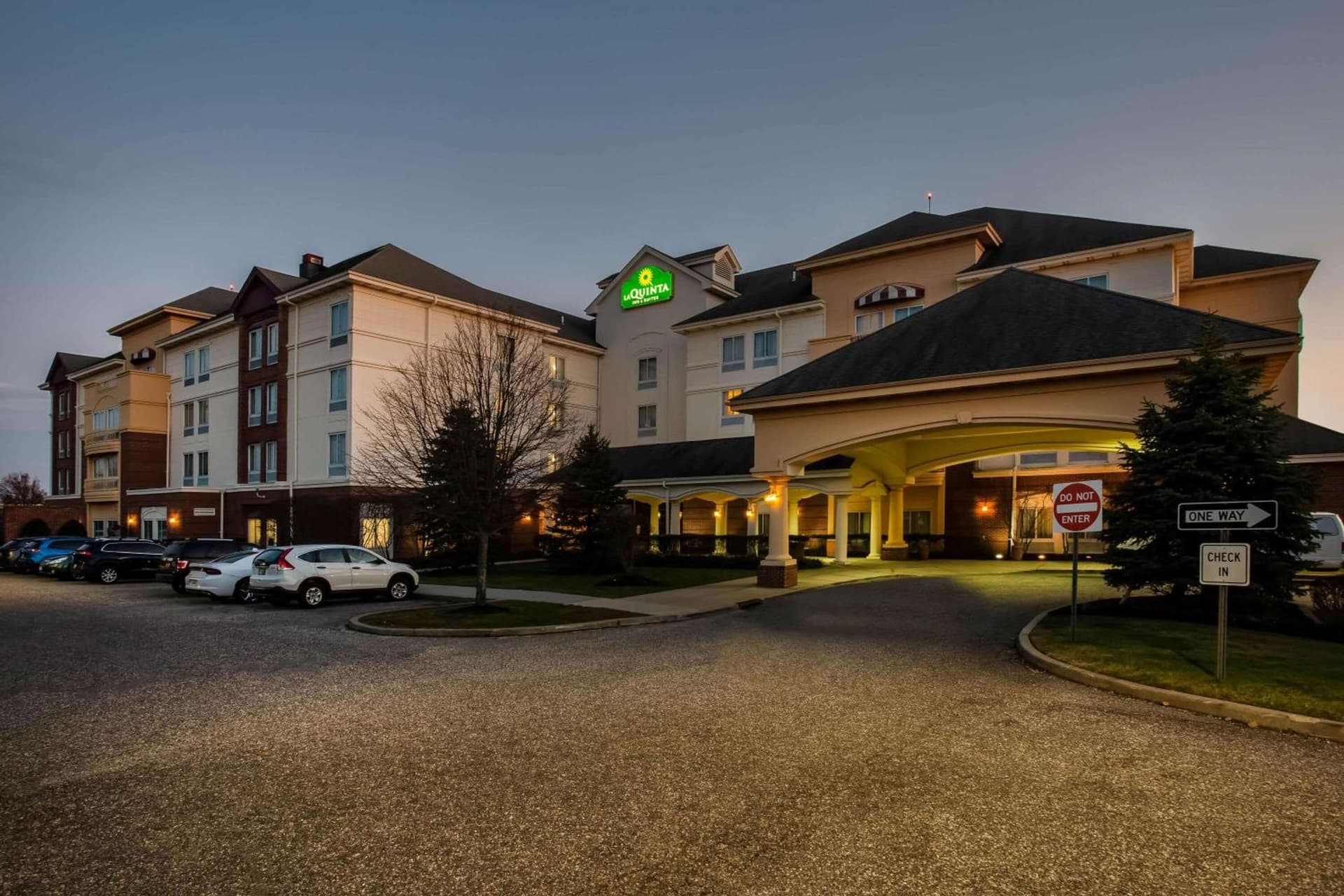 La Quinta by Wyndham Islip - MacArthur Airport interior in Bohemia, NY — gallery photo 2