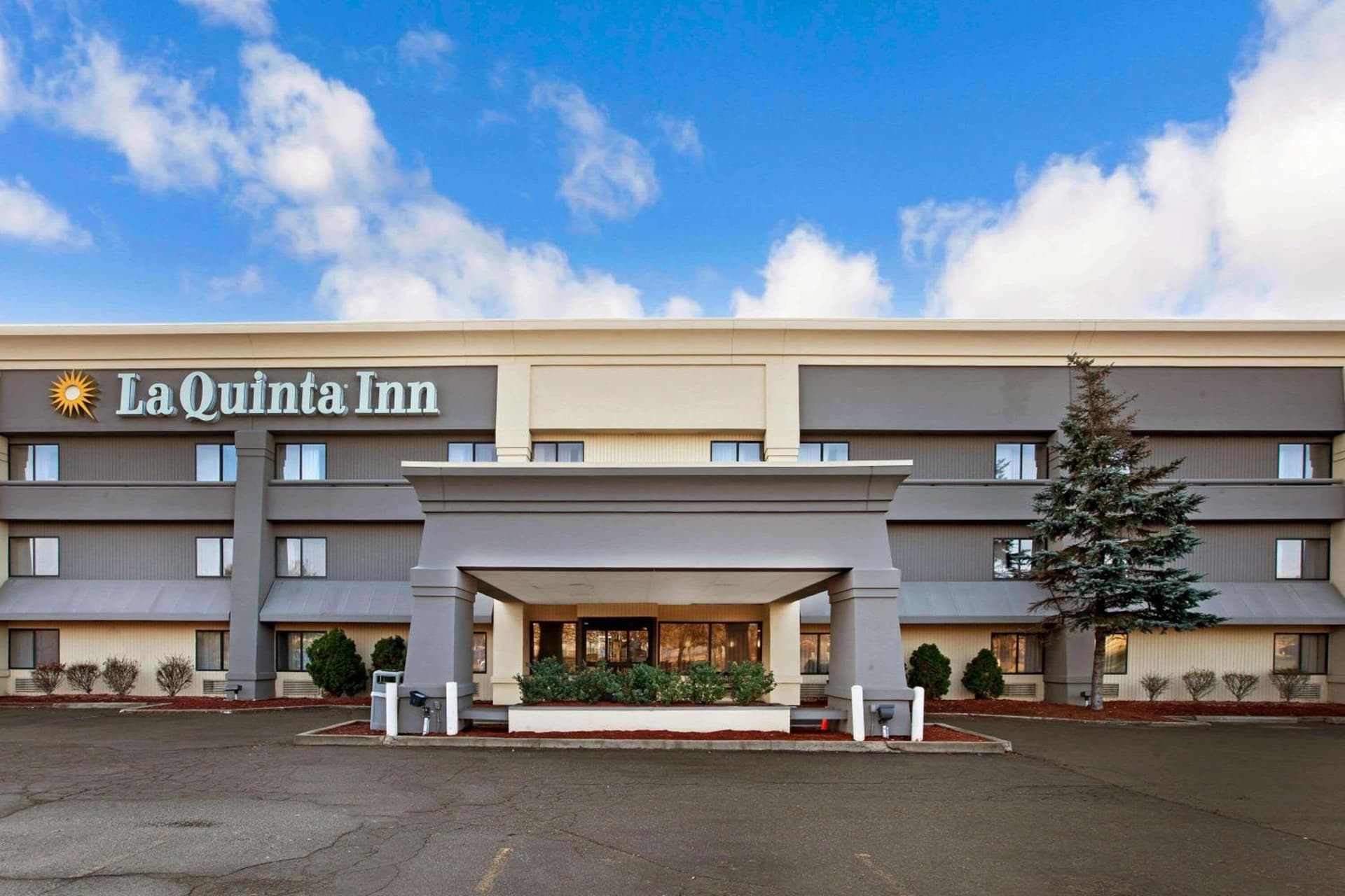 La Quinta Inn by Wyndham Detroit Canton interior in Canton — gallery photo 2