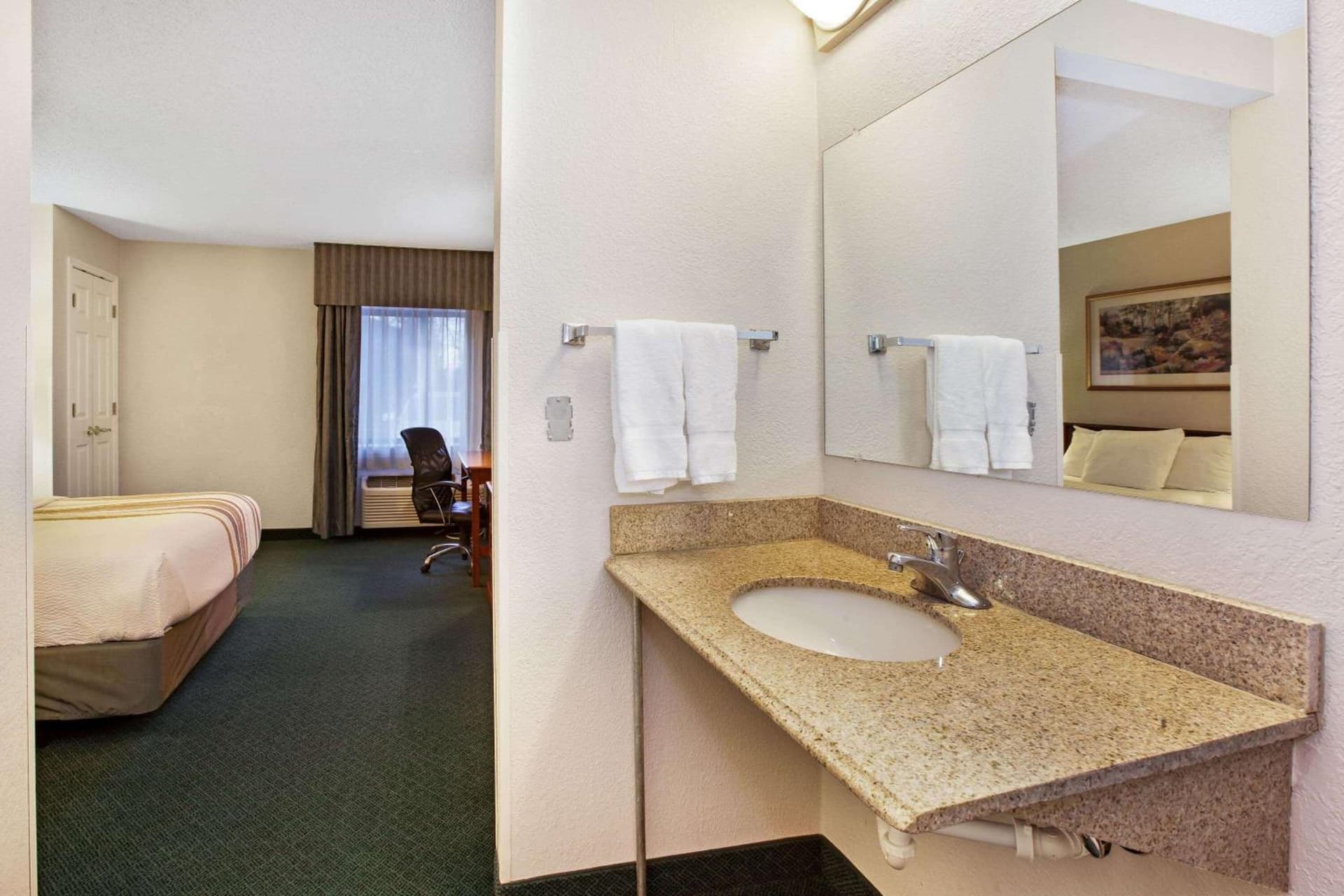 La Quinta Inn by Wyndham Detroit Canton gallery photo in Canton — image 7