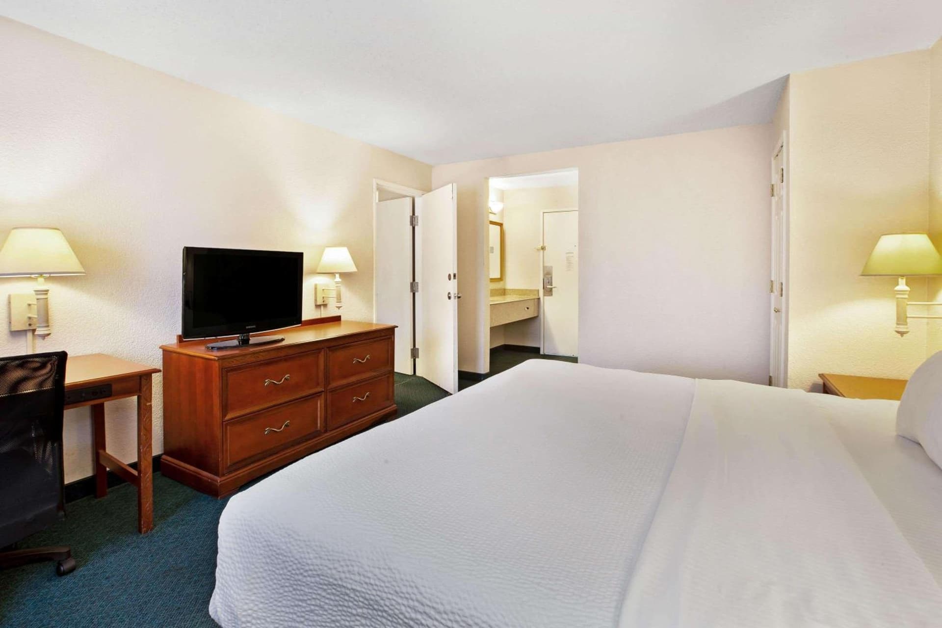 La Quinta Inn by Wyndham Detroit Canton gallery photo in Canton — image 34