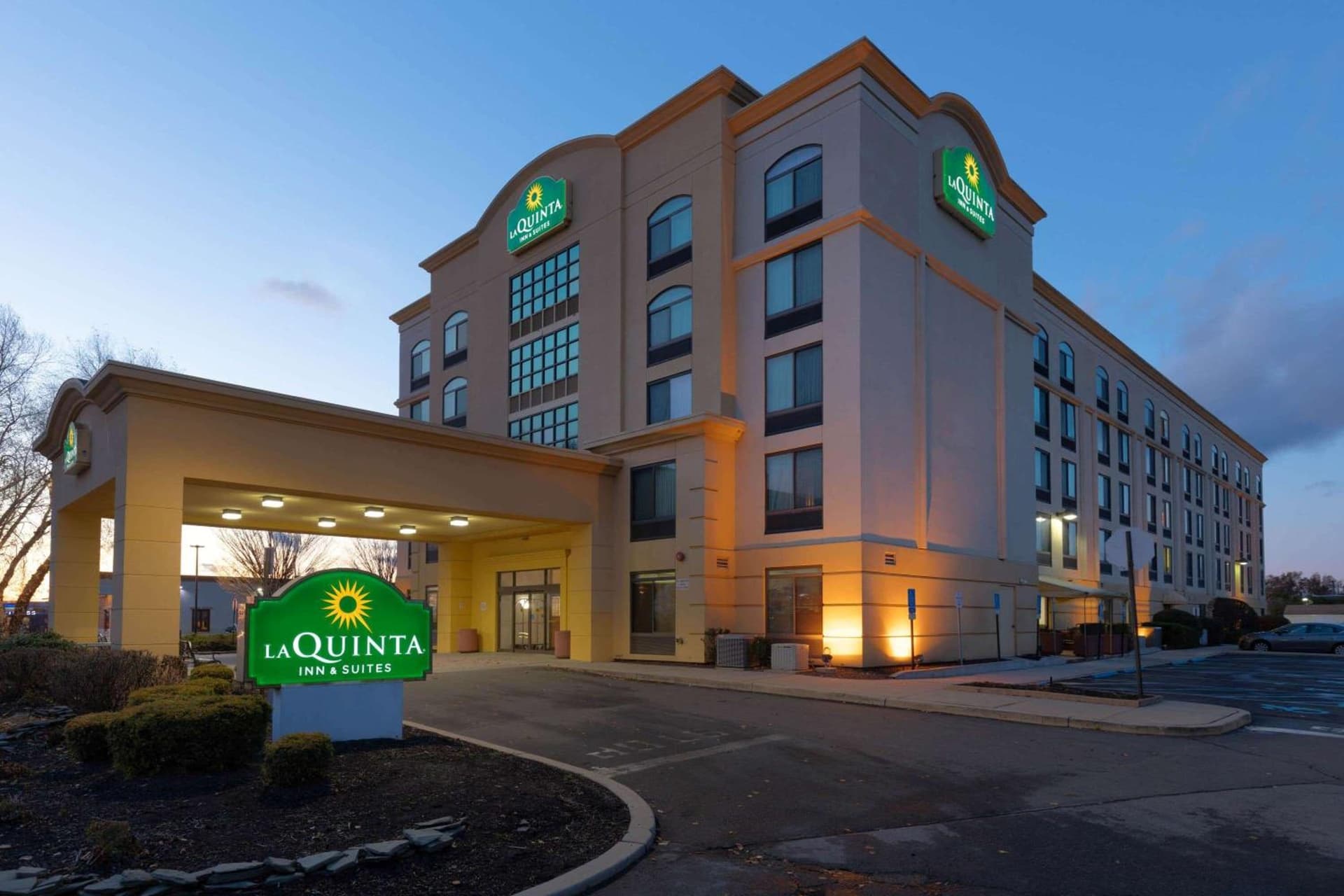 La Quinta by Wyndham Garden City interior in Garden City, NY — gallery photo 2