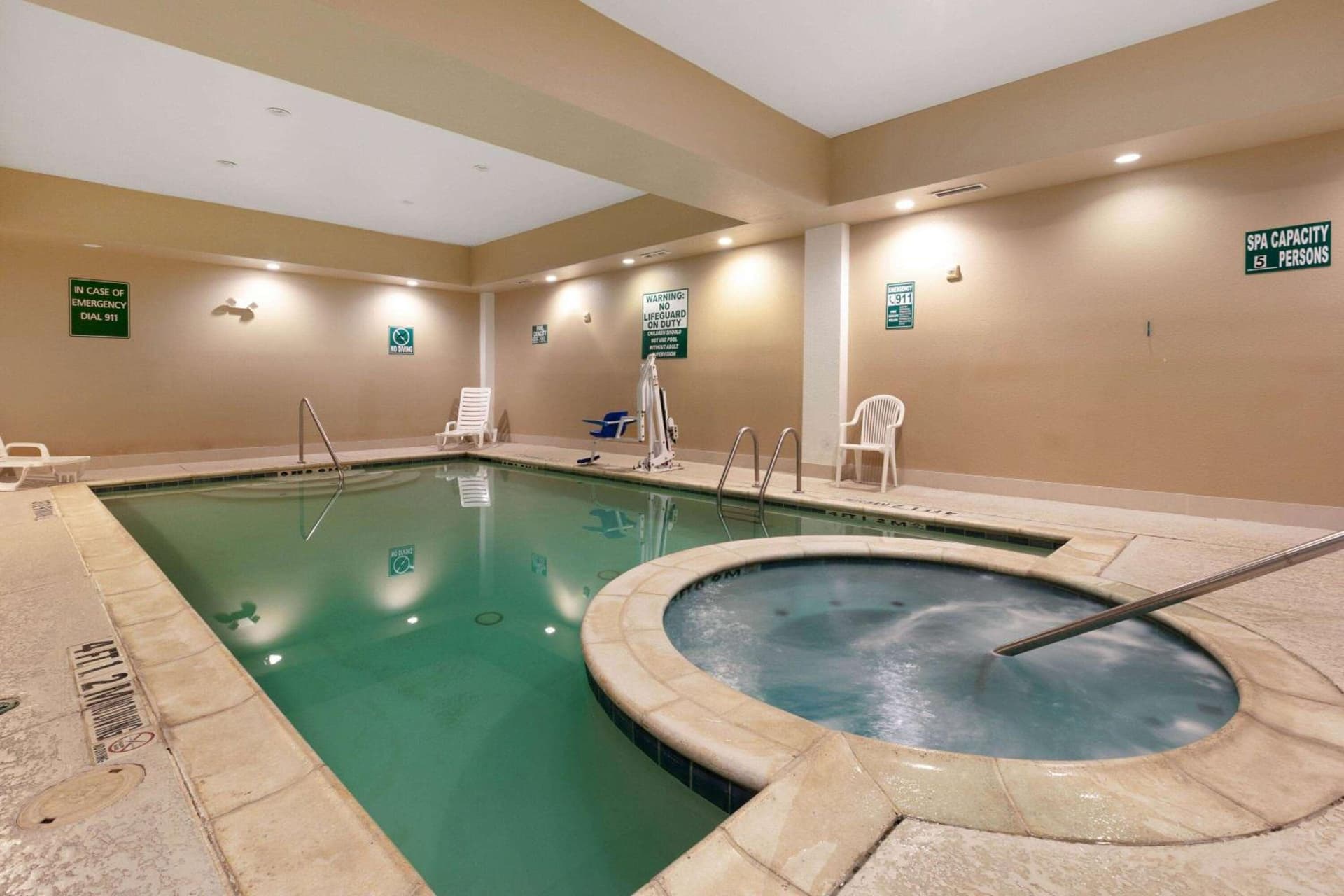 La Quinta by Wyndham Lindale interior in Lindale, TX — gallery photo 2