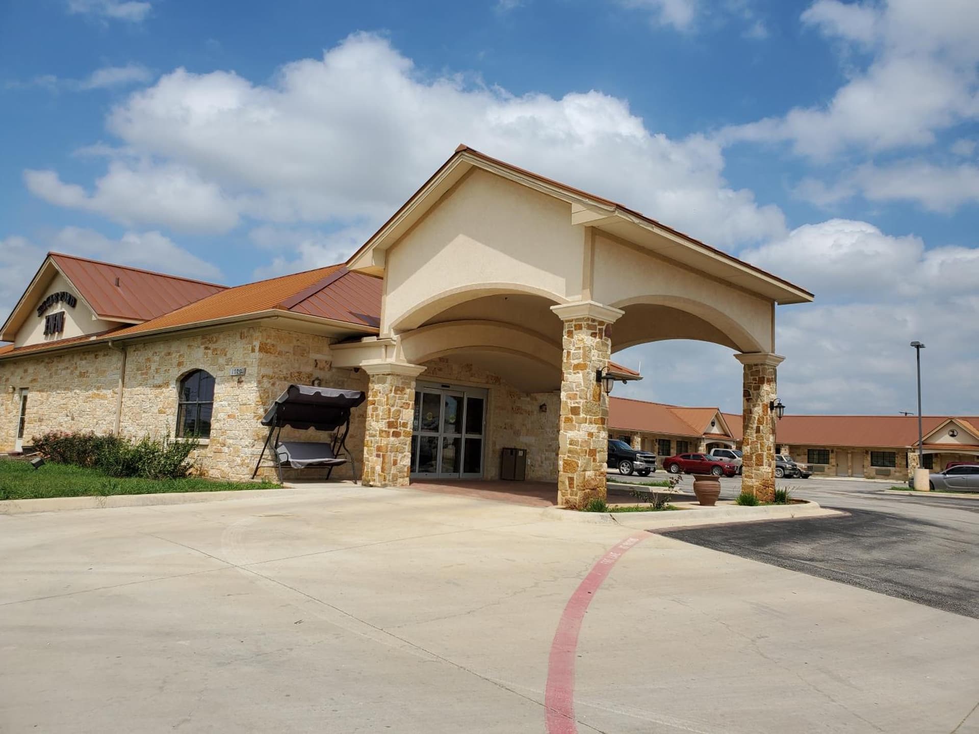 Eagle Ford Inn interior in Floresville, TX — gallery photo 2