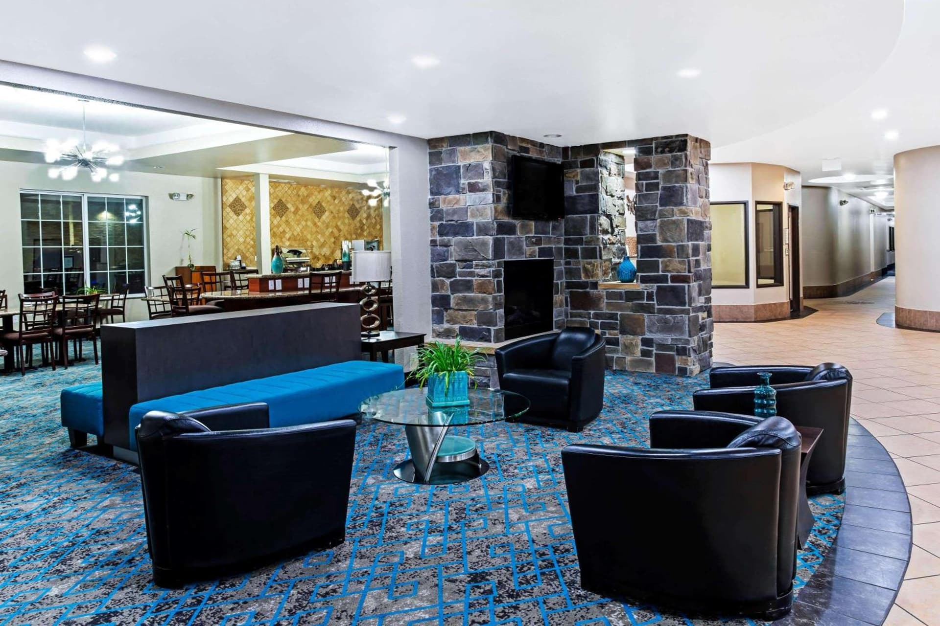La Quinta by Wyndham Denver Gateway Park interior in Denver, CO — gallery photo 2