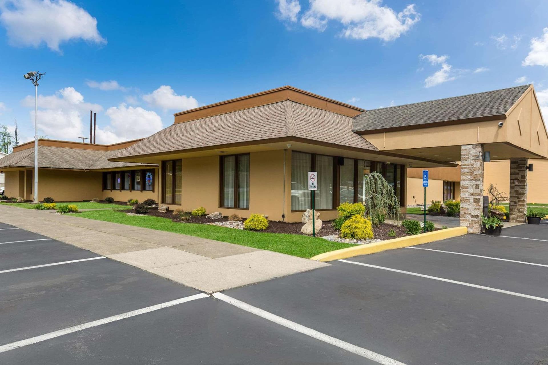 Pocono Inn & Banquet - Stroudsburg featured exterior or lobby in Delaware Water Gap, PA — similar hotel