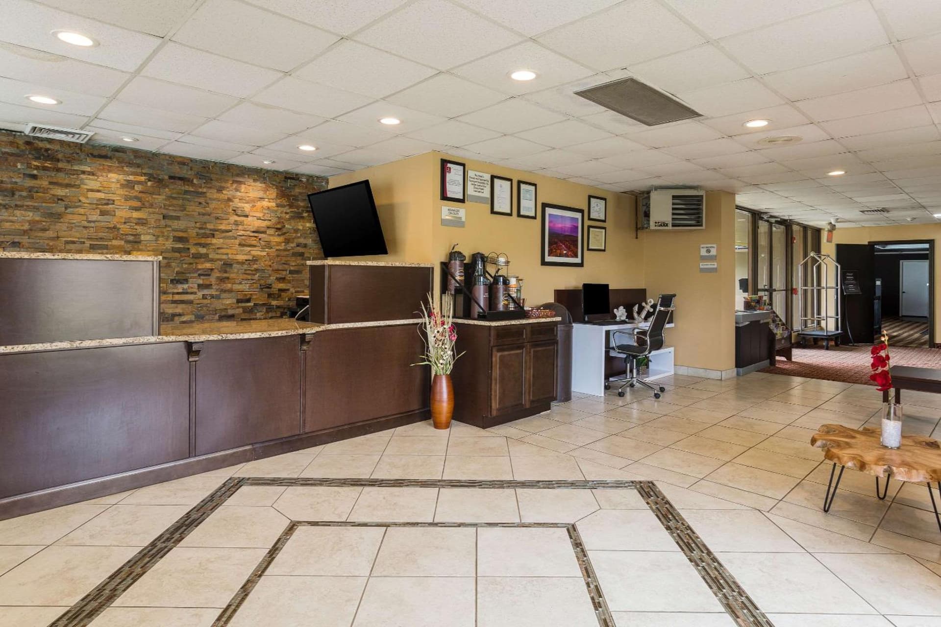 Pocono Inn & Banquet - Stroudsburg interior in Delaware Water Gap, PA — gallery photo 2
