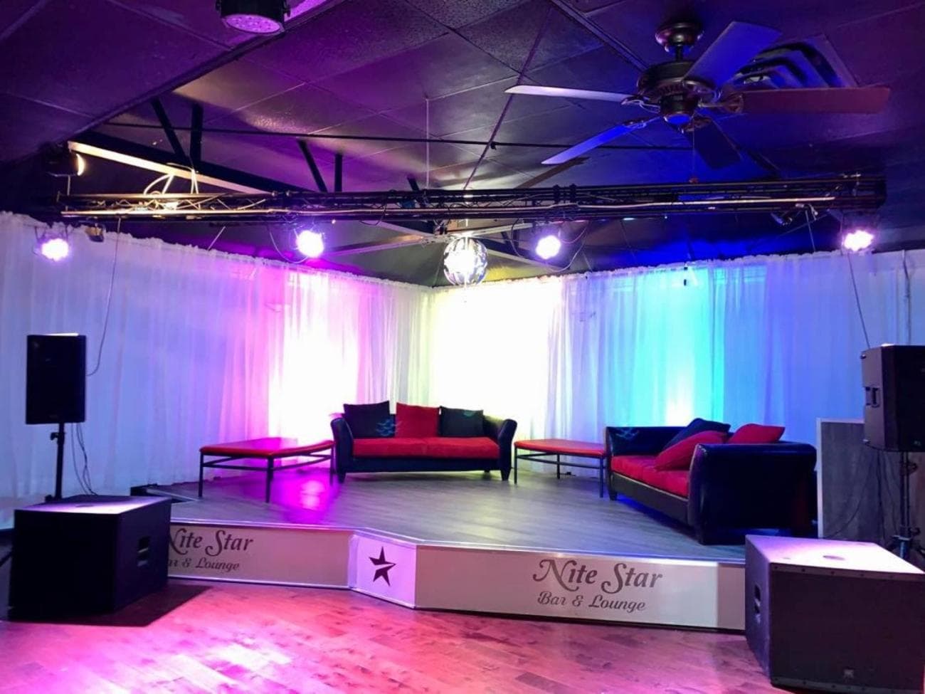 R Nite Star Hotel At Arlington Entertainment District gallery photo in Arlington, TX — image 55