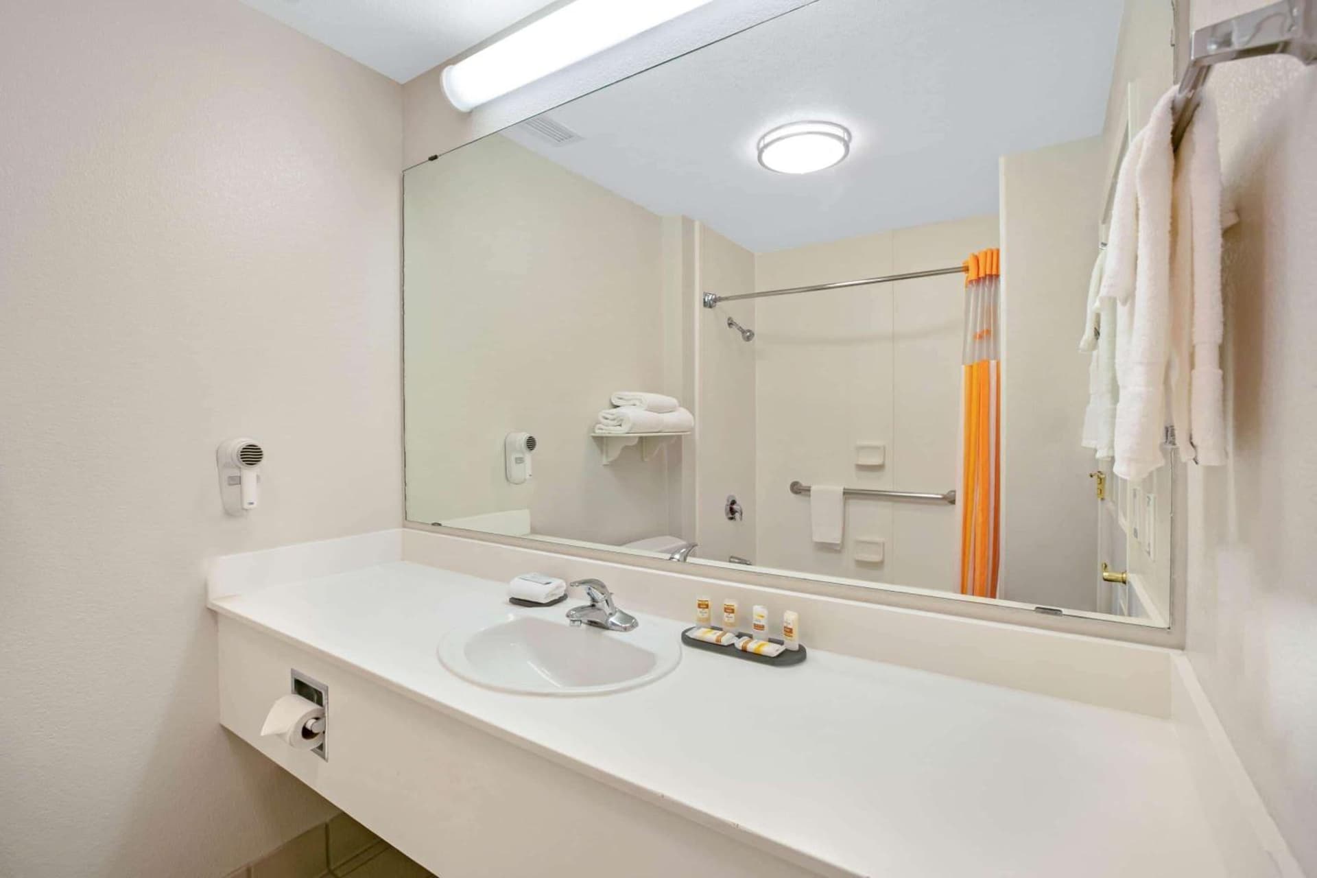 La Quinta by Wyndham DFW Airport South / Irving gallery photo in Irving, TX — image 10