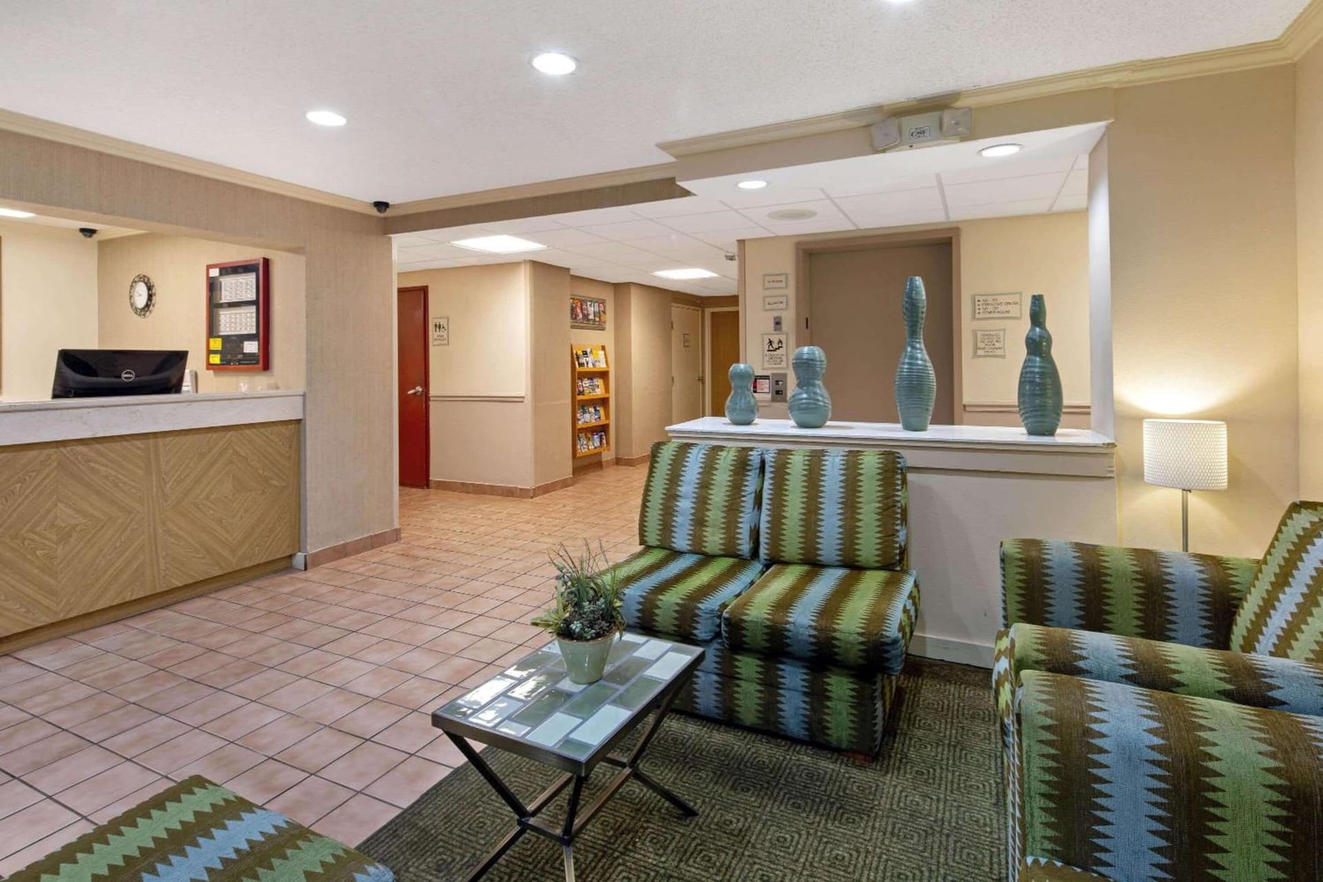 La Quinta Inn & Suites by Wyndham Sawgrass property views in Sunrise, FL — gallery photo 3
