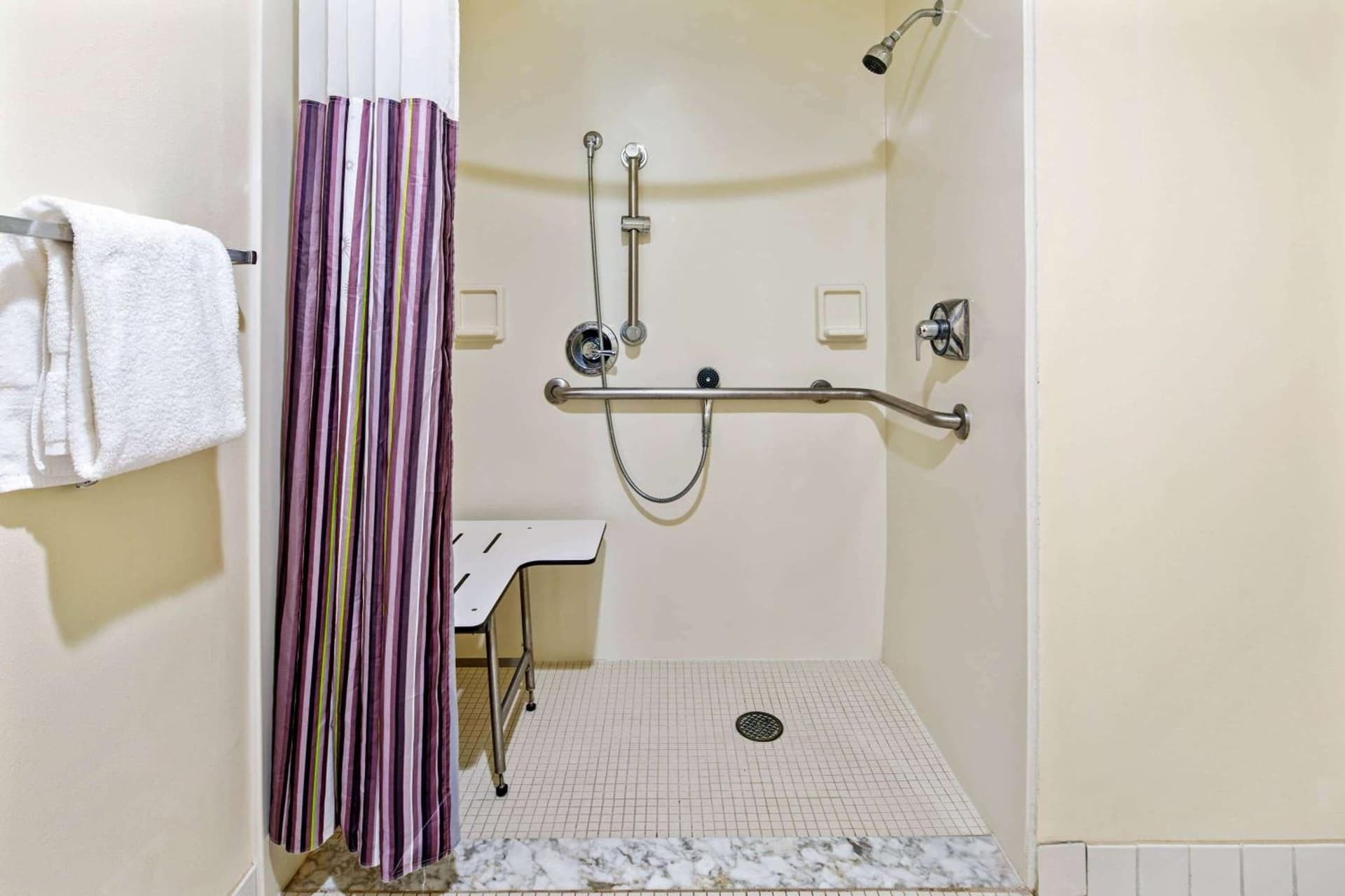 La Quinta Inn & Suites by Wyndham Sawgrass interior in Sunrise, FL — gallery photo 2