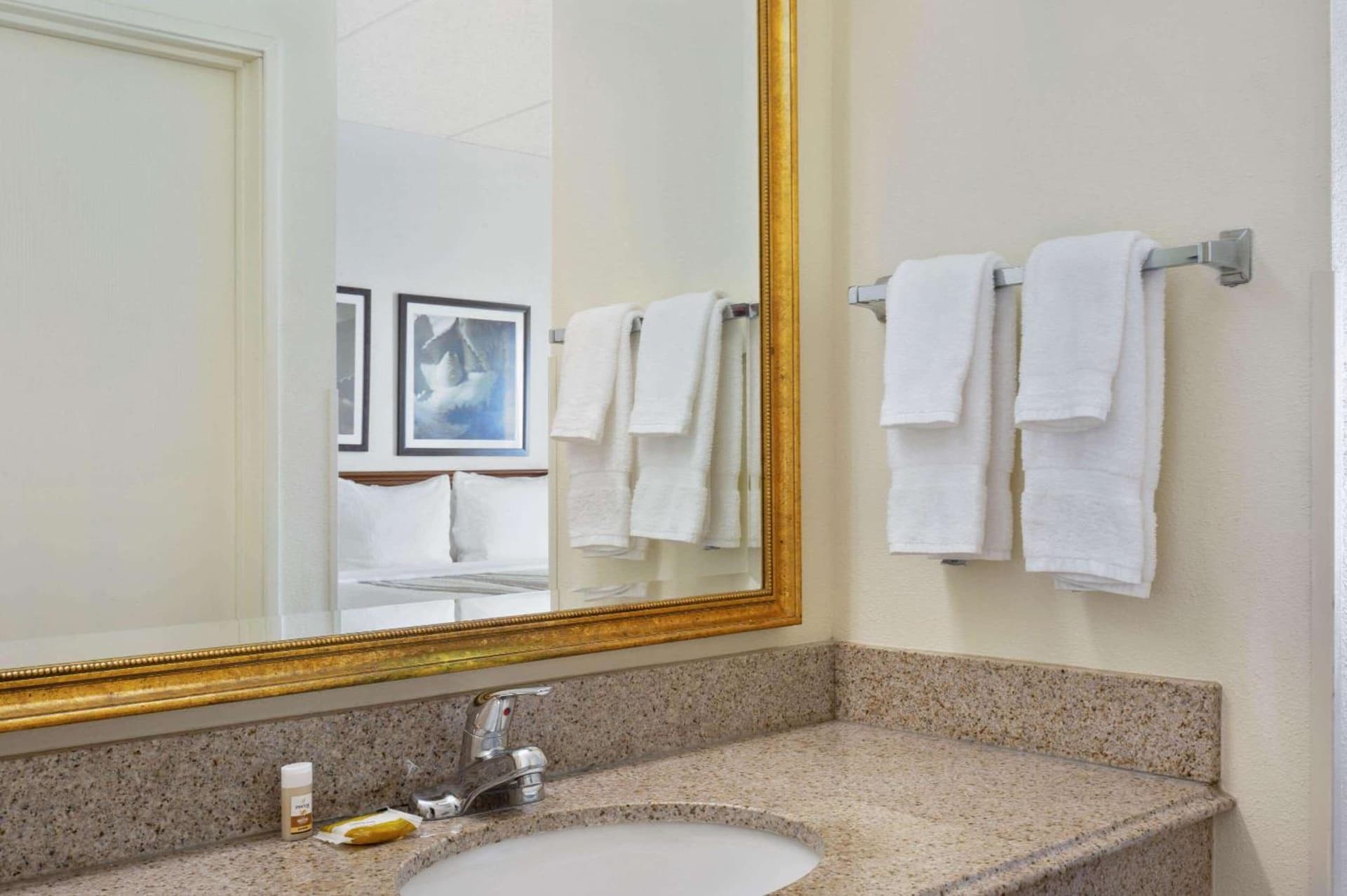 La Quinta Inn & Suites by Wyndham Sawgrass gallery photo in Sunrise, FL — image 49