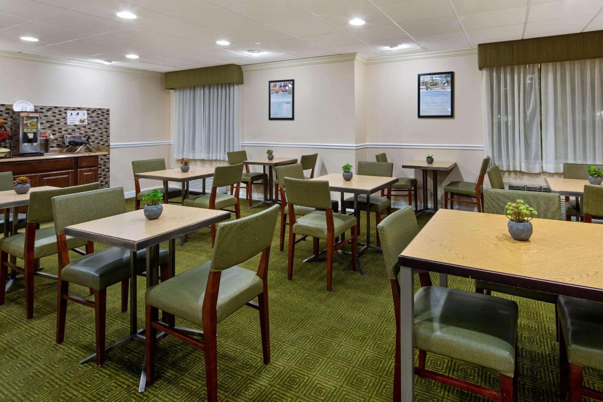 La Quinta Inn & Suites by Wyndham Sawgrass gallery photo in Sunrise, FL — image 6