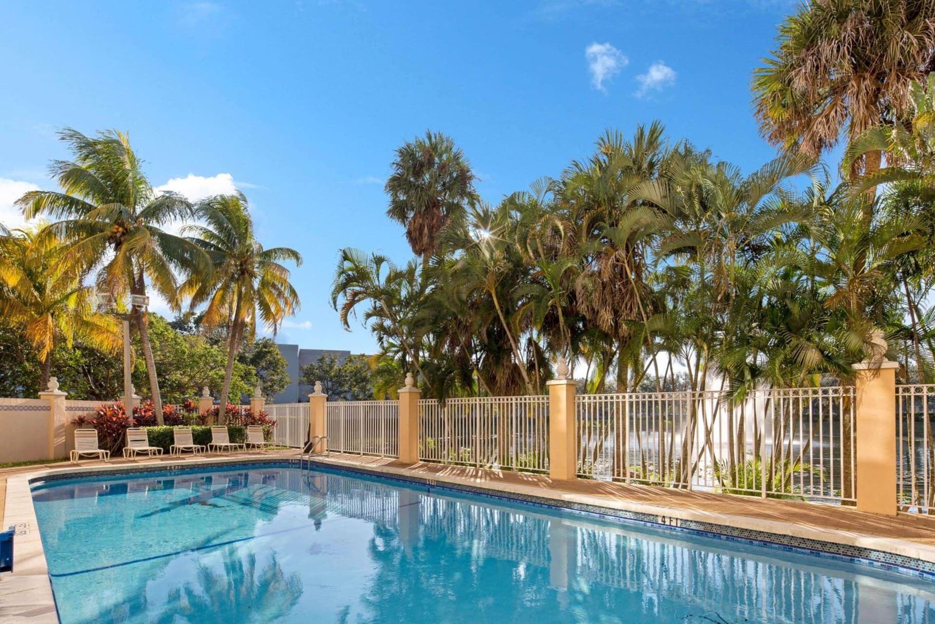 La Quinta Inn & Suites by Wyndham Sunrise gallery photo in Sunrise, FL — image 31