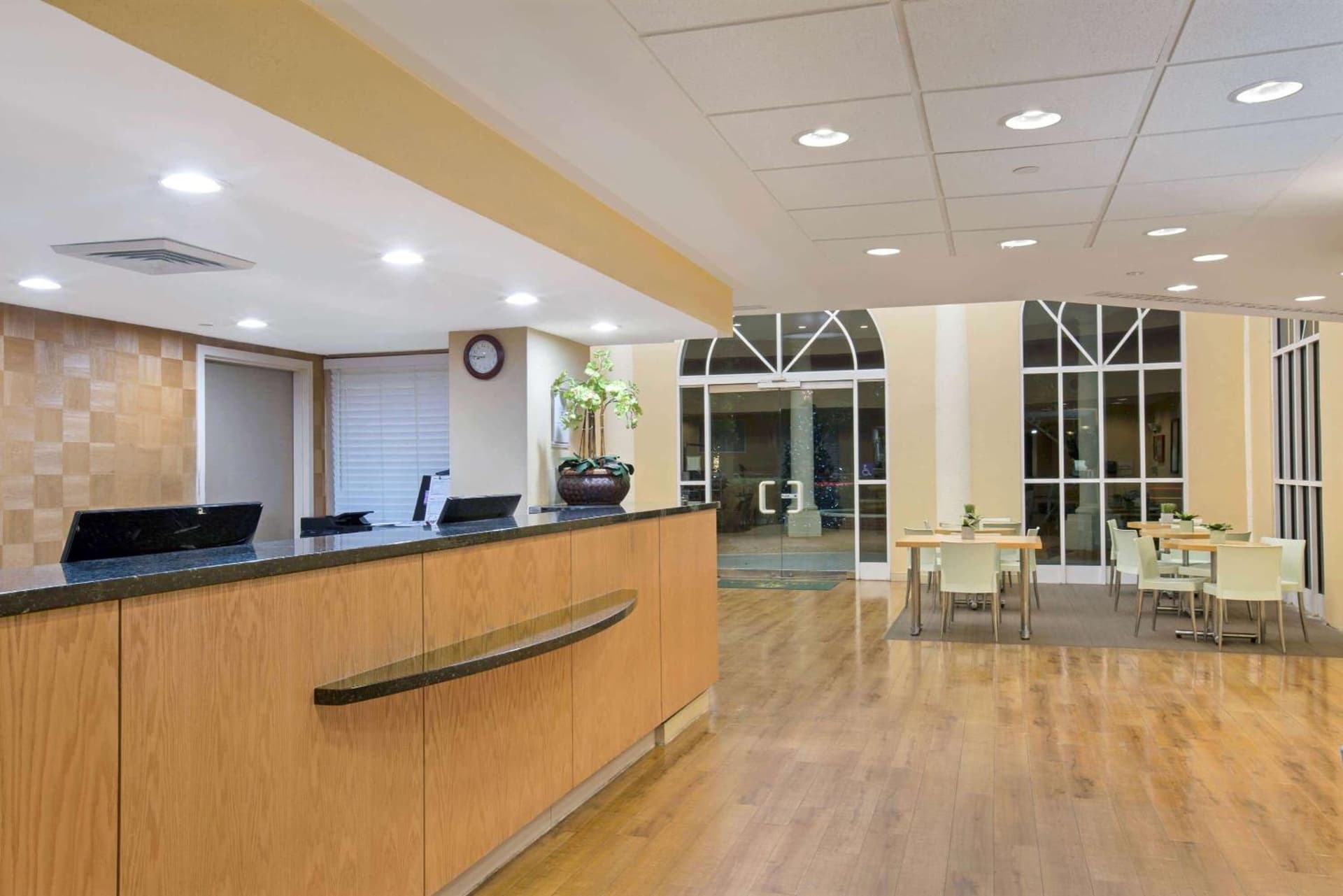 La Quinta Inn & Suites by Wyndham Sunrise gallery photo in Sunrise, FL — image 19