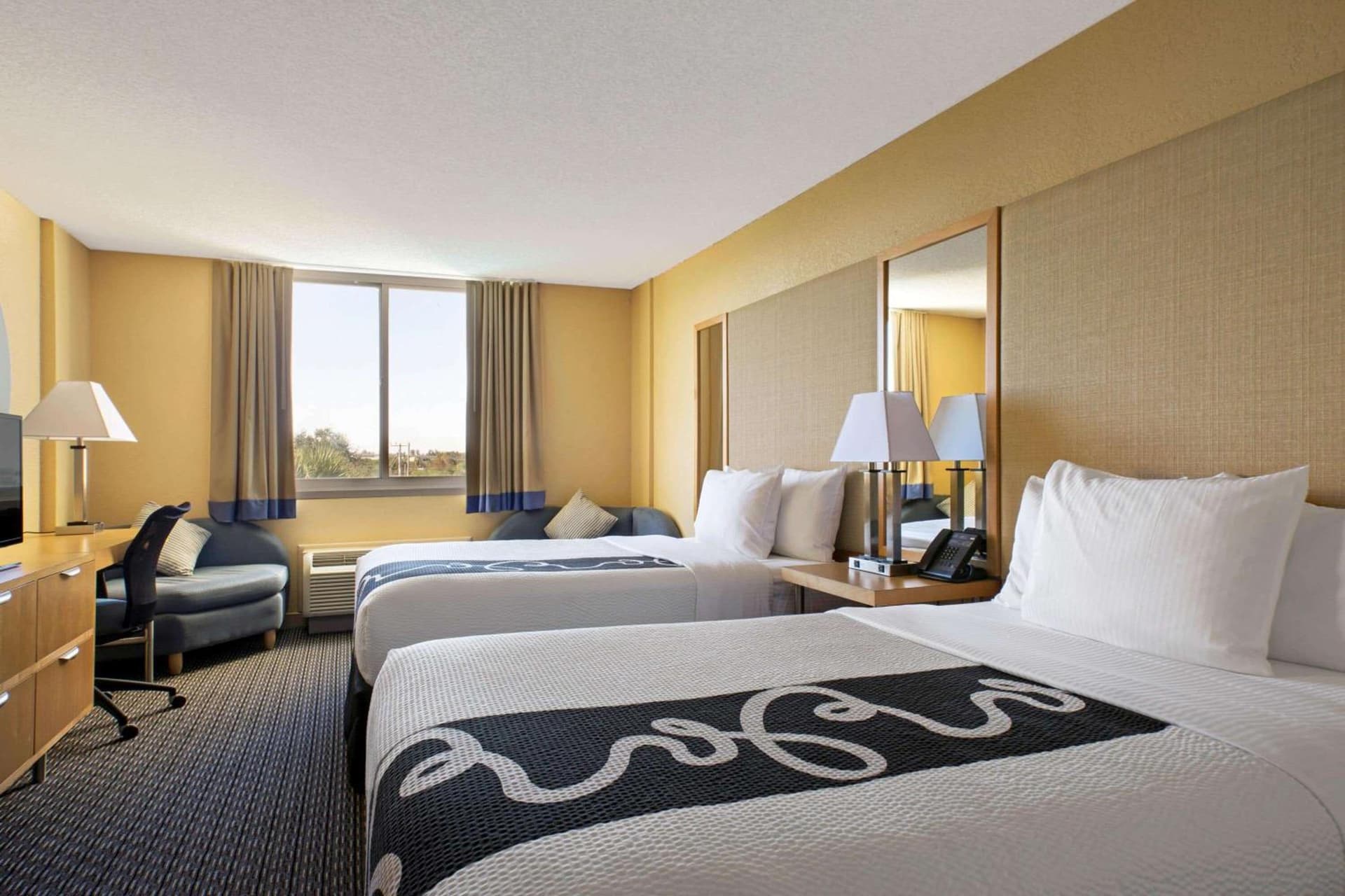 La Quinta Inn & Suites by Wyndham Sunrise gallery photo in Sunrise, FL — image 4