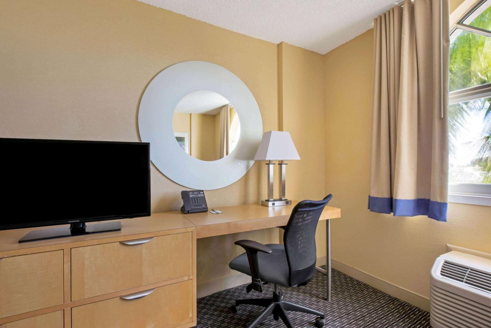 La Quinta Inn & Suites by Wyndham Sunrise gallery photo in Sunrise, FL — image 27