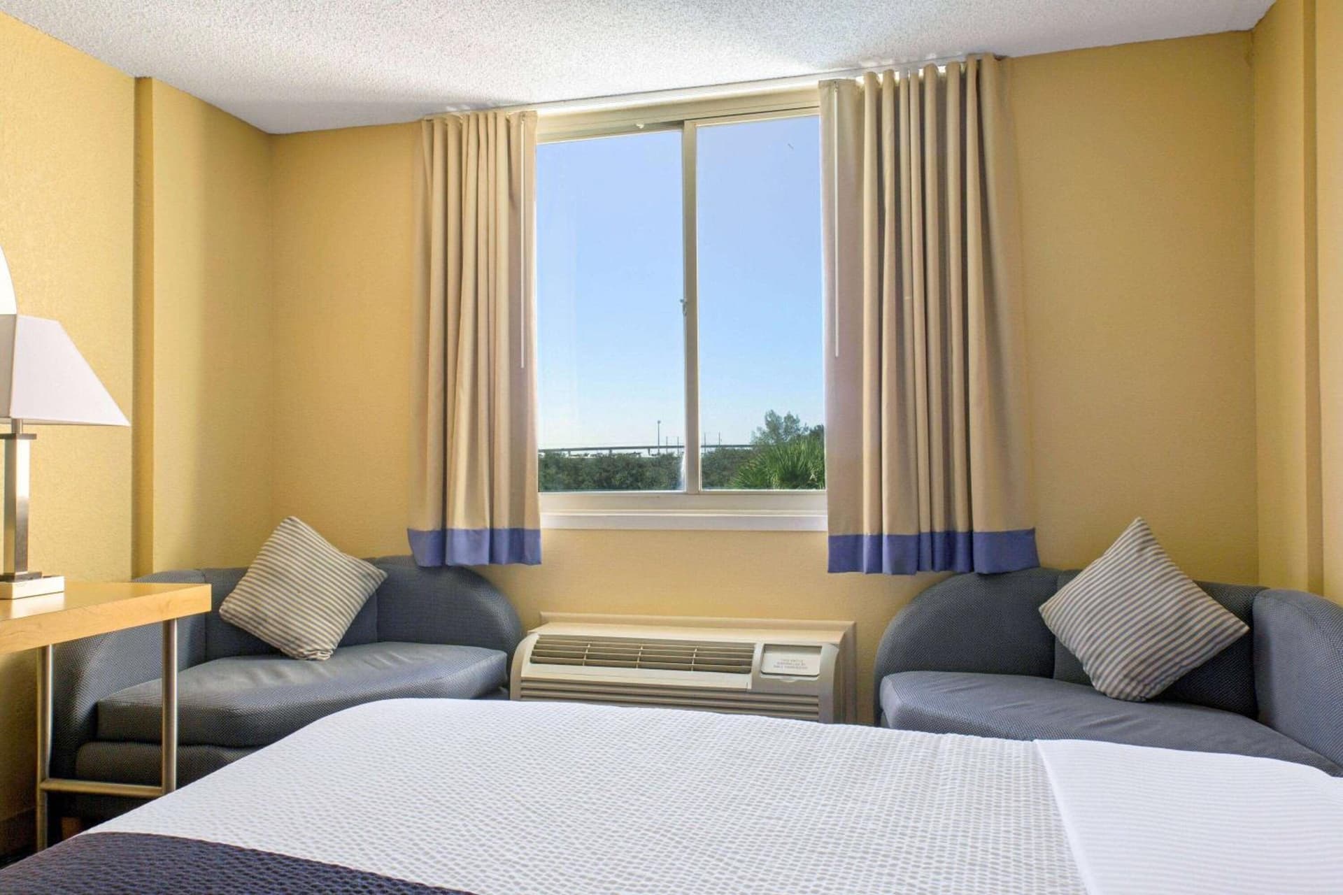 La Quinta Inn & Suites by Wyndham Sunrise gallery photo in Sunrise, FL — image 12