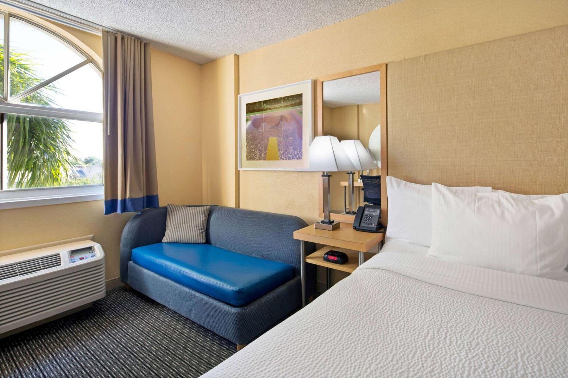La Quinta Inn & Suites by Wyndham Sunrise gallery photo in Sunrise, FL — image 9