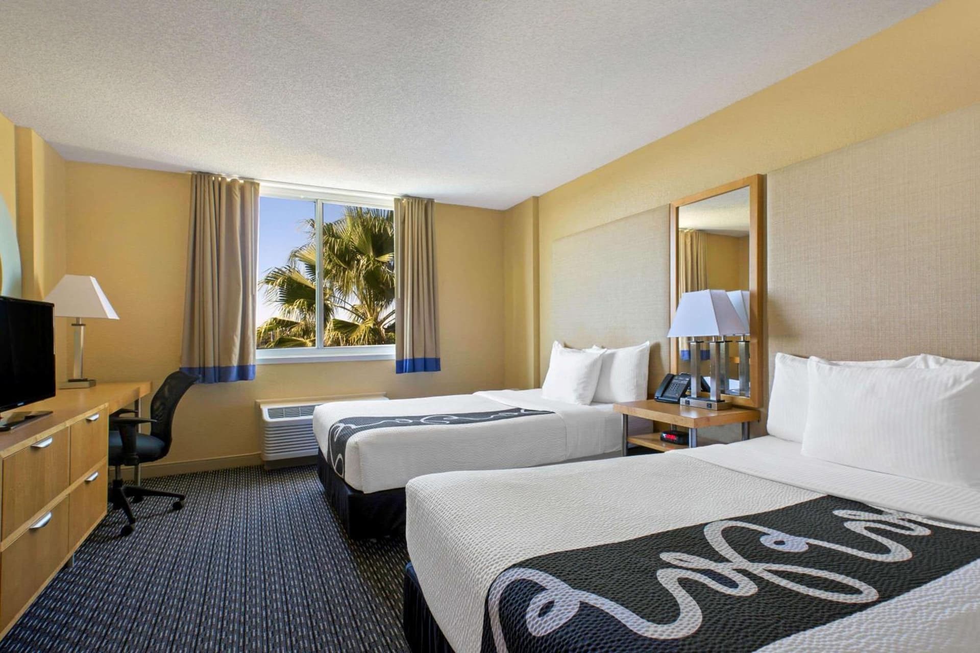 La Quinta Inn & Suites by Wyndham Sunrise property views in Sunrise, FL — gallery photo 3