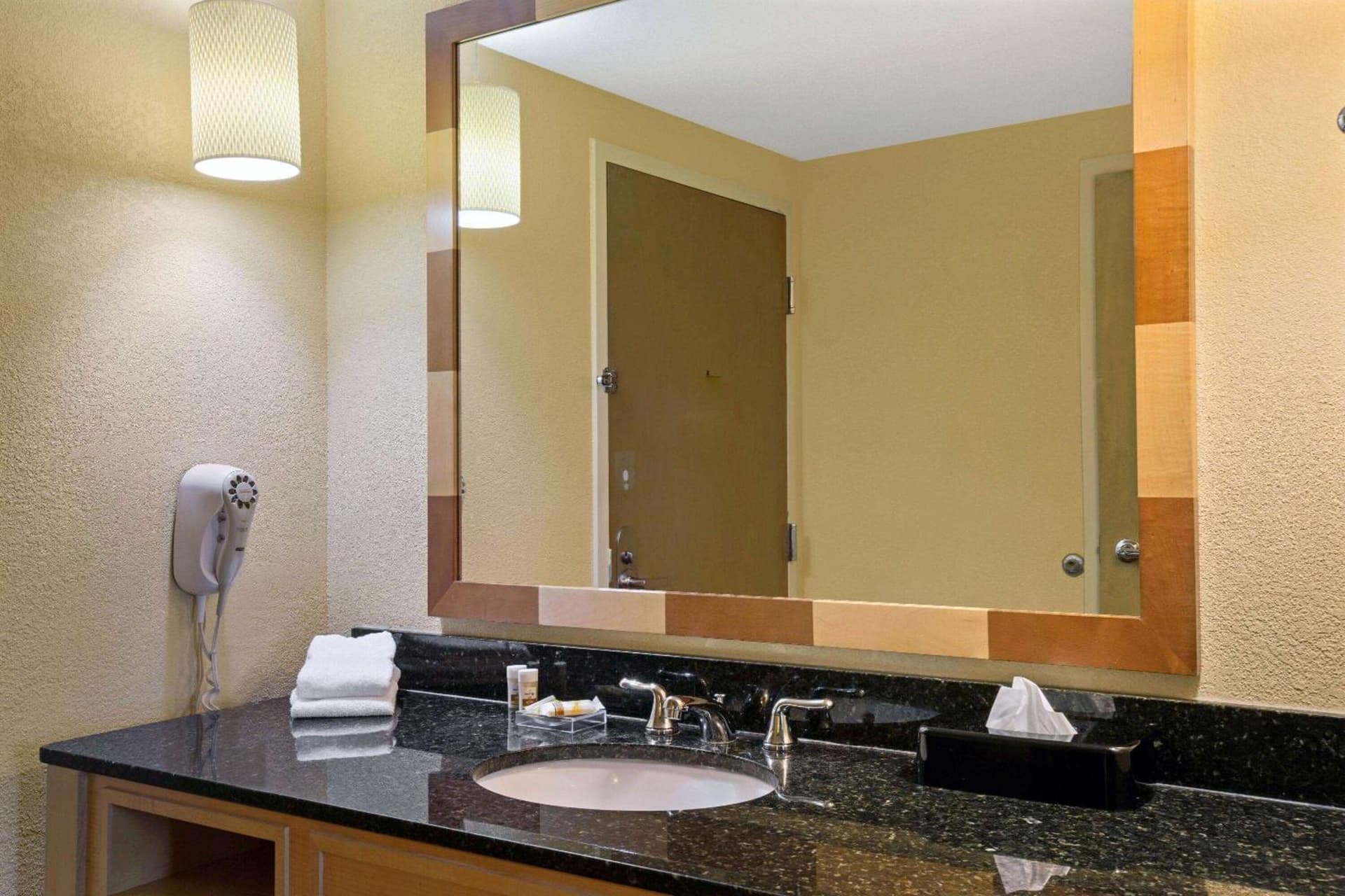 La Quinta Inn & Suites by Wyndham Sunrise interior in Sunrise, FL — gallery photo 2
